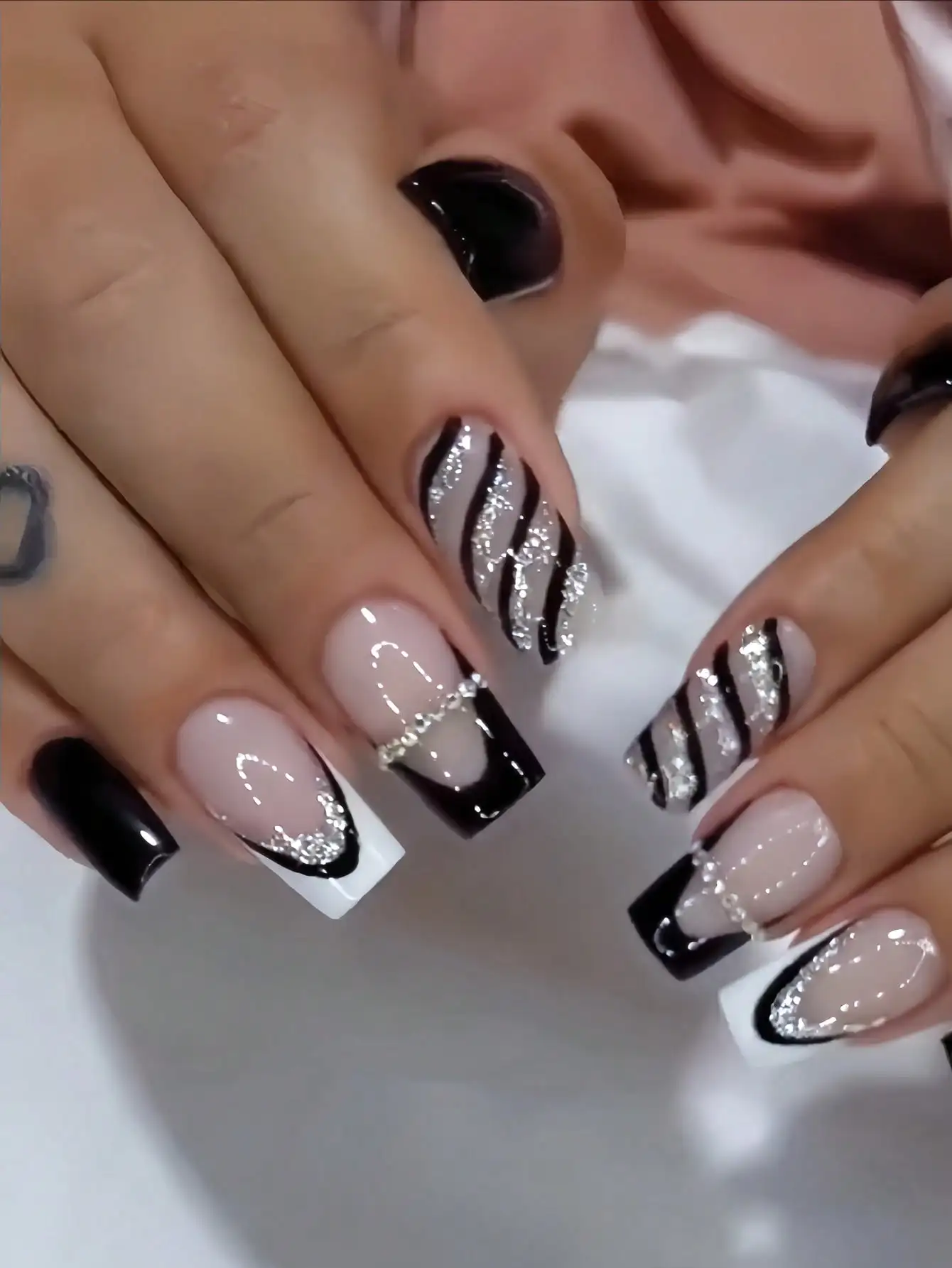 24pcs Black & White 3D Rhinestone Cow Pattern Fake Nail Art, Full Cover Nail Stickers with Jelly Glue and Nail File. Press On Nails Supplies.
24pcs Black & White 3D Rhinestone Cow Pattern Fake Nail Art, Full Cover Nail Stickers with Jelly Glue and Nail File. Press On Nails Supplies.