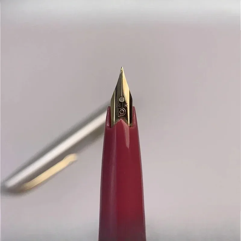 Новые старинные японские канцелярские принадлежности, карманная ручка из платинового алюминия, перо из 14-каратного золота, 0,5 мм, канцелярские принадлежности для бизнеса, офиса и путешествий.
Новые старинные японские канцелярские принадлежности, карманная ручка из платинового алюминия, перо из 14-каратного золота, 0,5 мм, канцелярские принадлежности для бизнеса, офиса и путешествий.