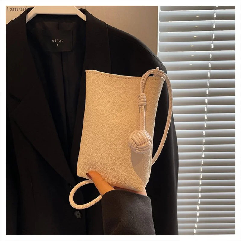 Fashionable Leather Women's Shoulder Bag High-End Luxury Brand Classy Finish Trendy Vintage Commuter Bag
Fashionable Leather Women's Shoulder Bag High-End Luxury Brand Classy Finish Trendy Vintage Commuter Bag