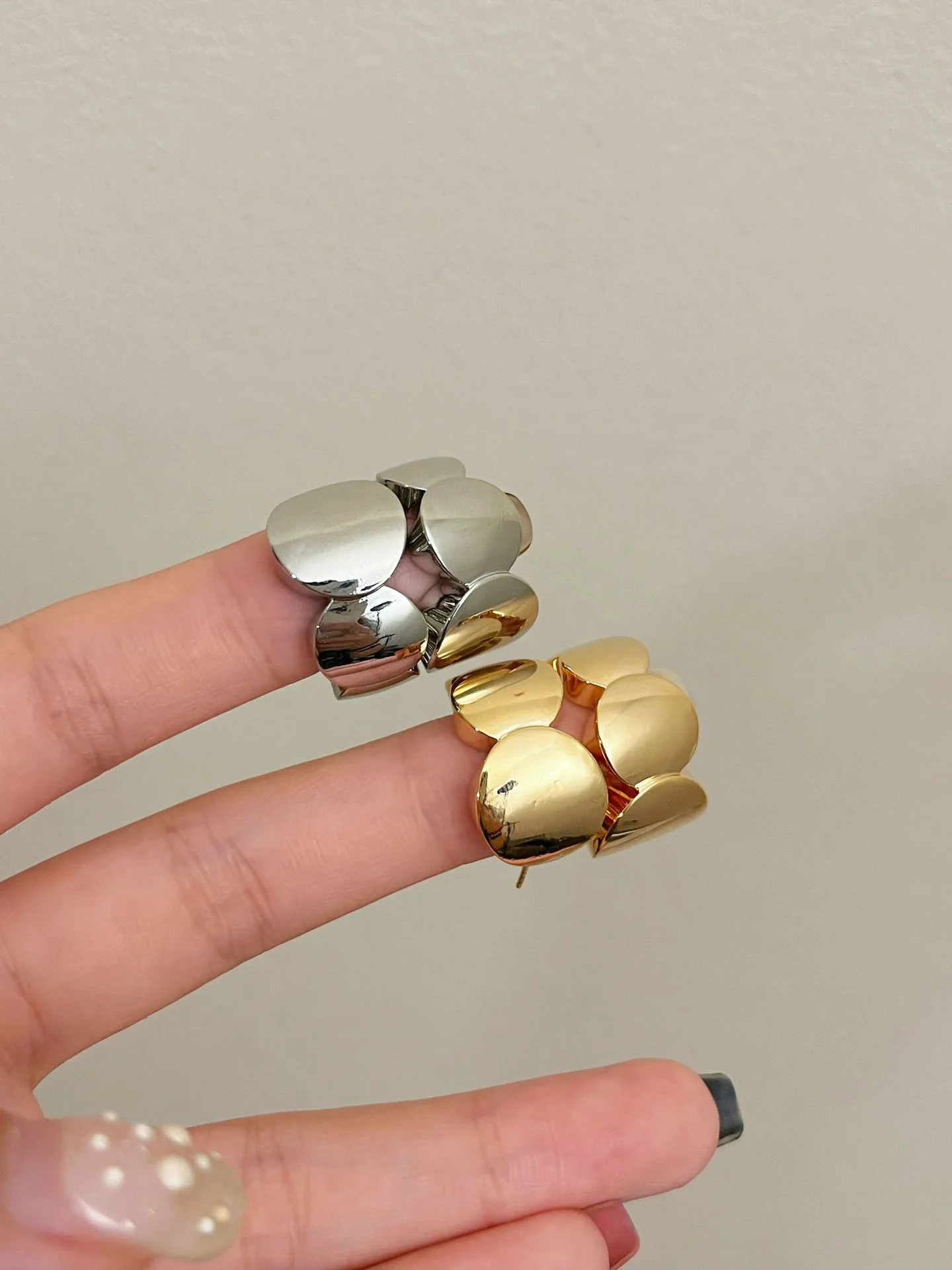 European And American Metal Geometric Wave Earrings Niche Personality Temperament Light Luxury Female Accessories Gifts
European And American Metal Geometric Wave Earrings Niche Personality Temperament Light Luxury Female Accessories Gifts