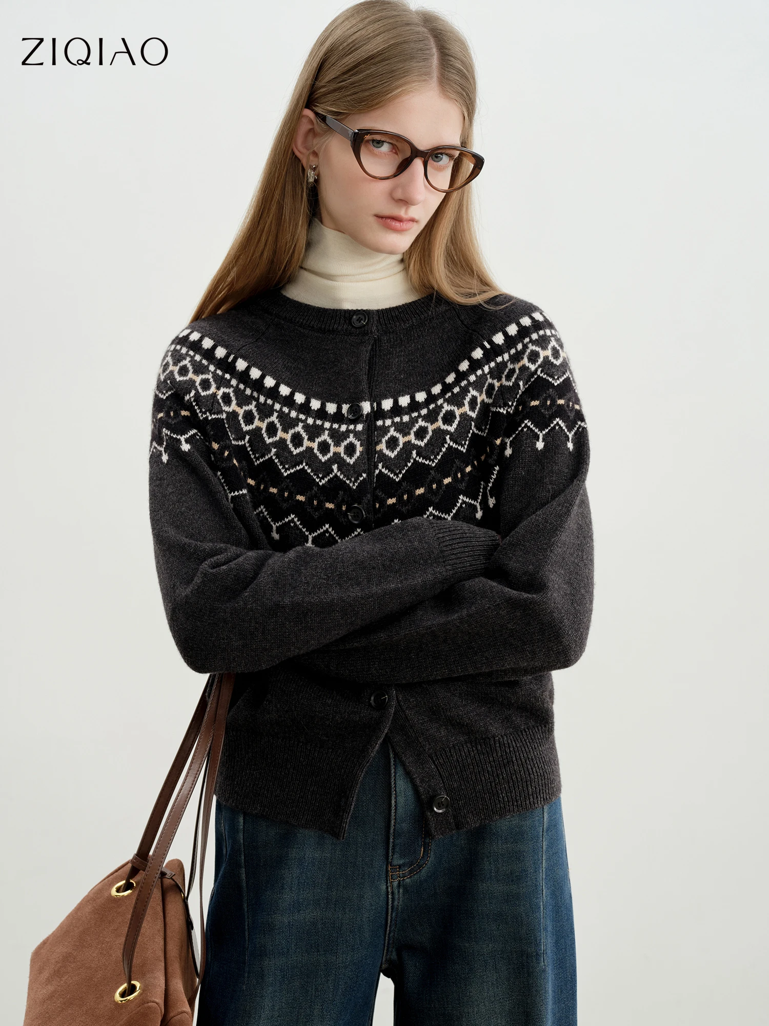 ZIQIAO 2025 Winter Early Autumn New Arrival Fair Isle Knit Open Cardigan Petite Women Chic and Vintage-inspired Wool Knitwear
ZIQIAO 2025 Winter Early Autumn New Arrival Fair Isle Knit Open Cardigan Petite Women Chic and Vintage-inspired Wool Knitwear