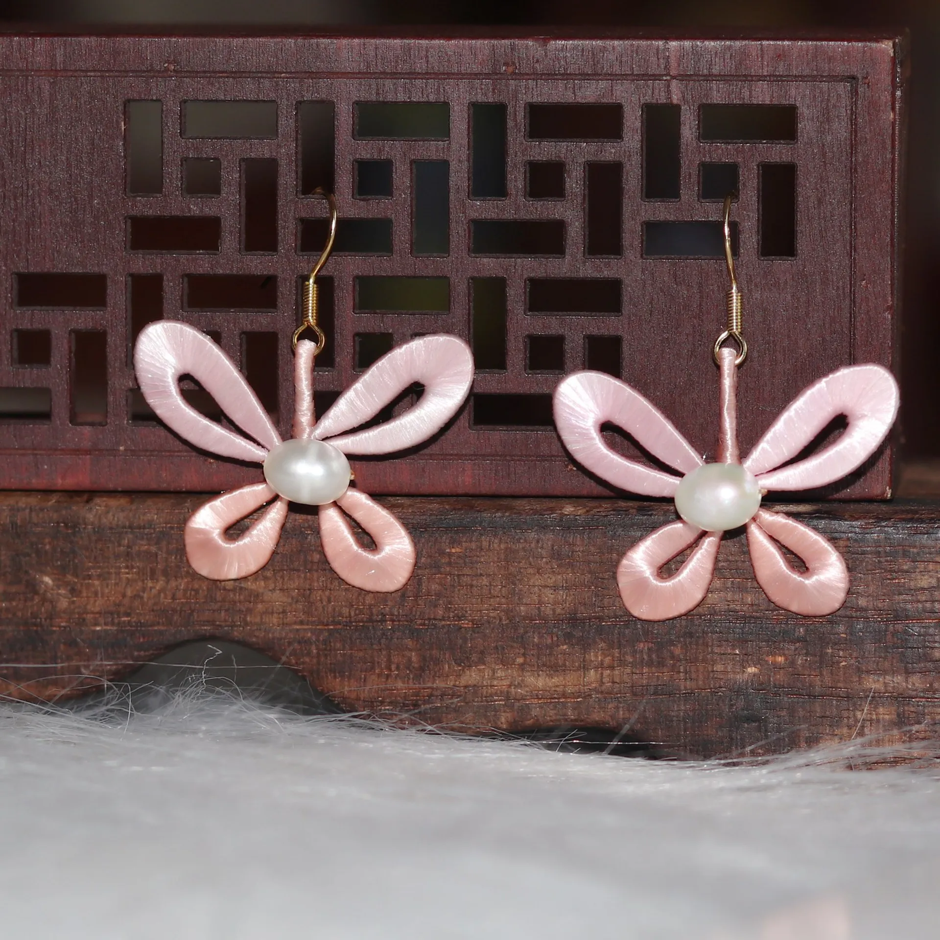 Pure Handcrafted Pink Silk Butterfly Earrings With Coiled Flowers, Classic, Fresh And Sweet Pearl Earrings
Pure Handcrafted Pink Silk Butterfly Earrings With Coiled Flowers, Classic, Fresh And Sweet Pearl Earrings