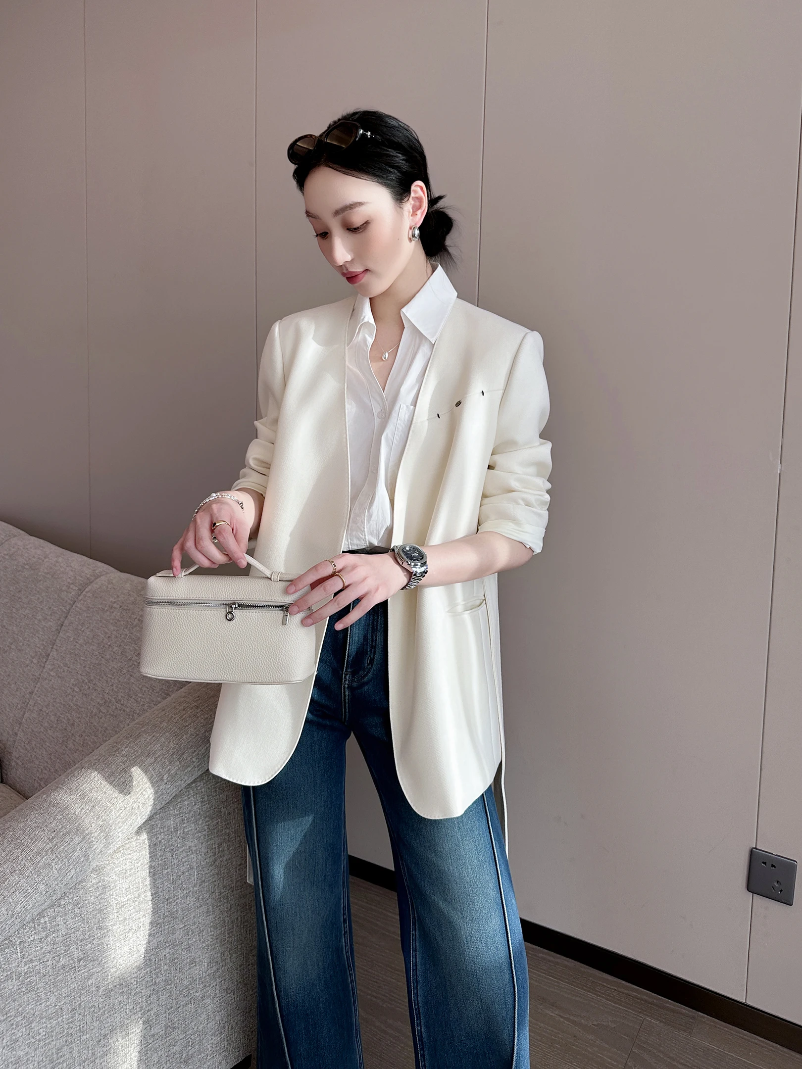 Женский бежевый костюм с V-образным вырезом и поясом, прямой крой, длинный рукав, для офиса и повседневной носки, формальный и повседневный стиль
Женский бежевый костюм с V-образным вырезом и поясом, прямой крой, длинный рукав, для офиса и повседневной носки, формальный и повседневный стиль