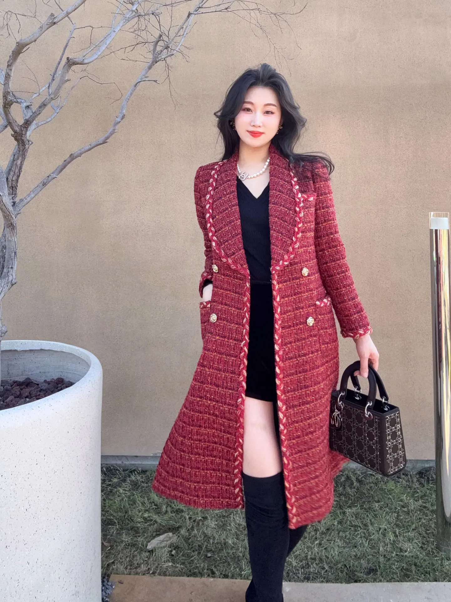 Красное шерстяное пальто с отложным воротником, приталенное, средней длины, лимитированная серия к Новому году, повседневное, с длинными рукавами, двубортное.
Красное шерстяное пальто с отложным воротником, приталенное, средней длины, лимитированная серия к Новому году, повседневное, с длинными рукавами, двубортное.