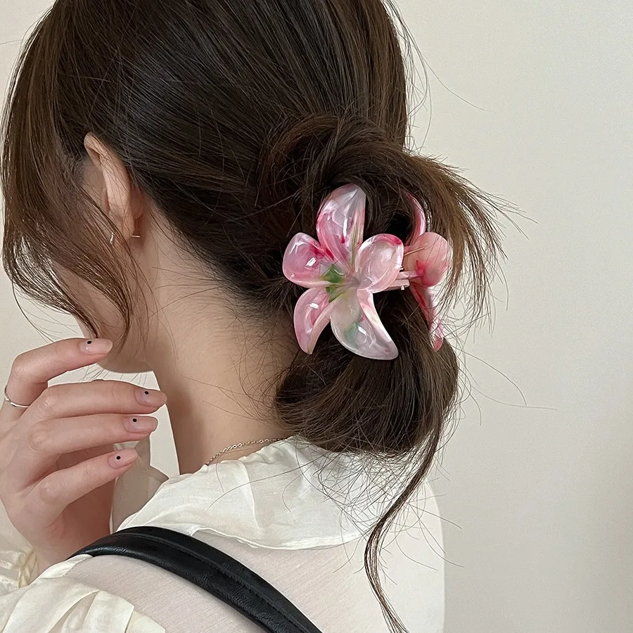 Hair Shark Clip Blending Flower Design Chic Photogenic for Back Head Updo Gentle Female Daily Wear High Quality
Hair Shark Clip Blending Flower Design Chic Photogenic for Back Head Updo Gentle Female Daily Wear High Quality