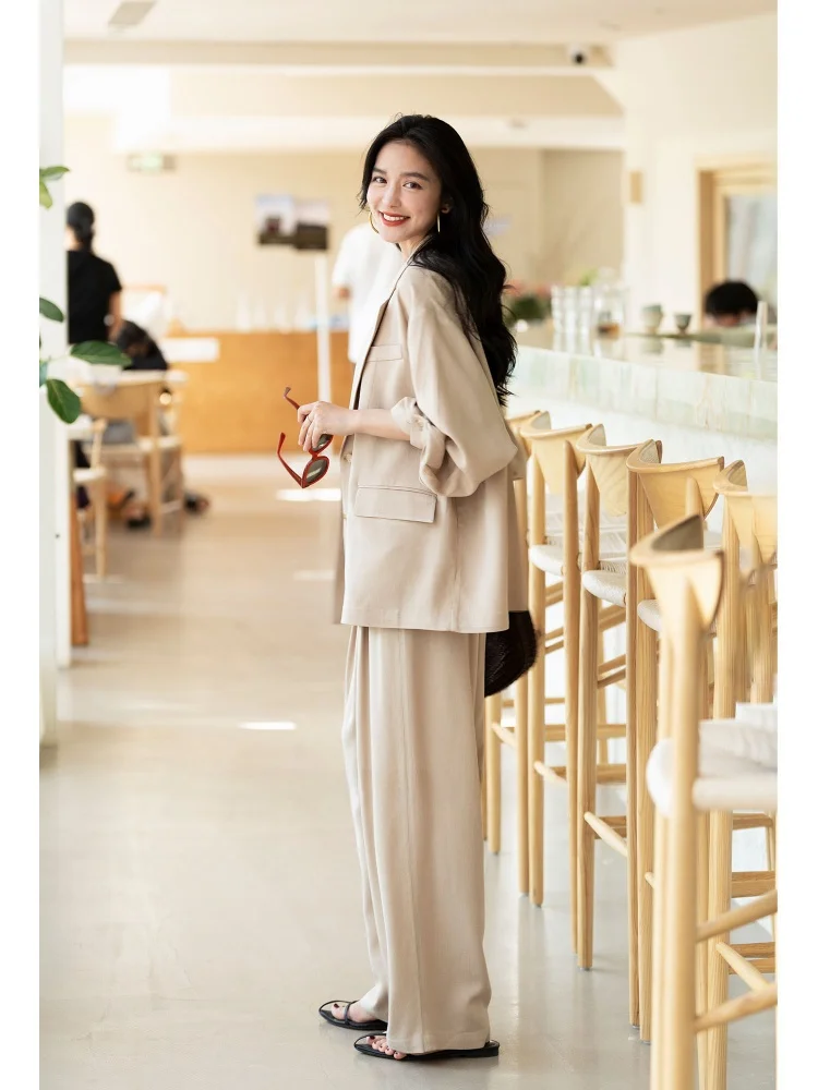 Костюмный комплект из ацетатного льна в стиле Commute: свободный крой, эстетичный дизайн, для женщин, деловой повседневный стиль, лето 2025
Костюмный комплект из ацетатного льна в стиле Commute: свободный крой, эстетичный дизайн, для женщин, деловой повседневный стиль, лето 2025