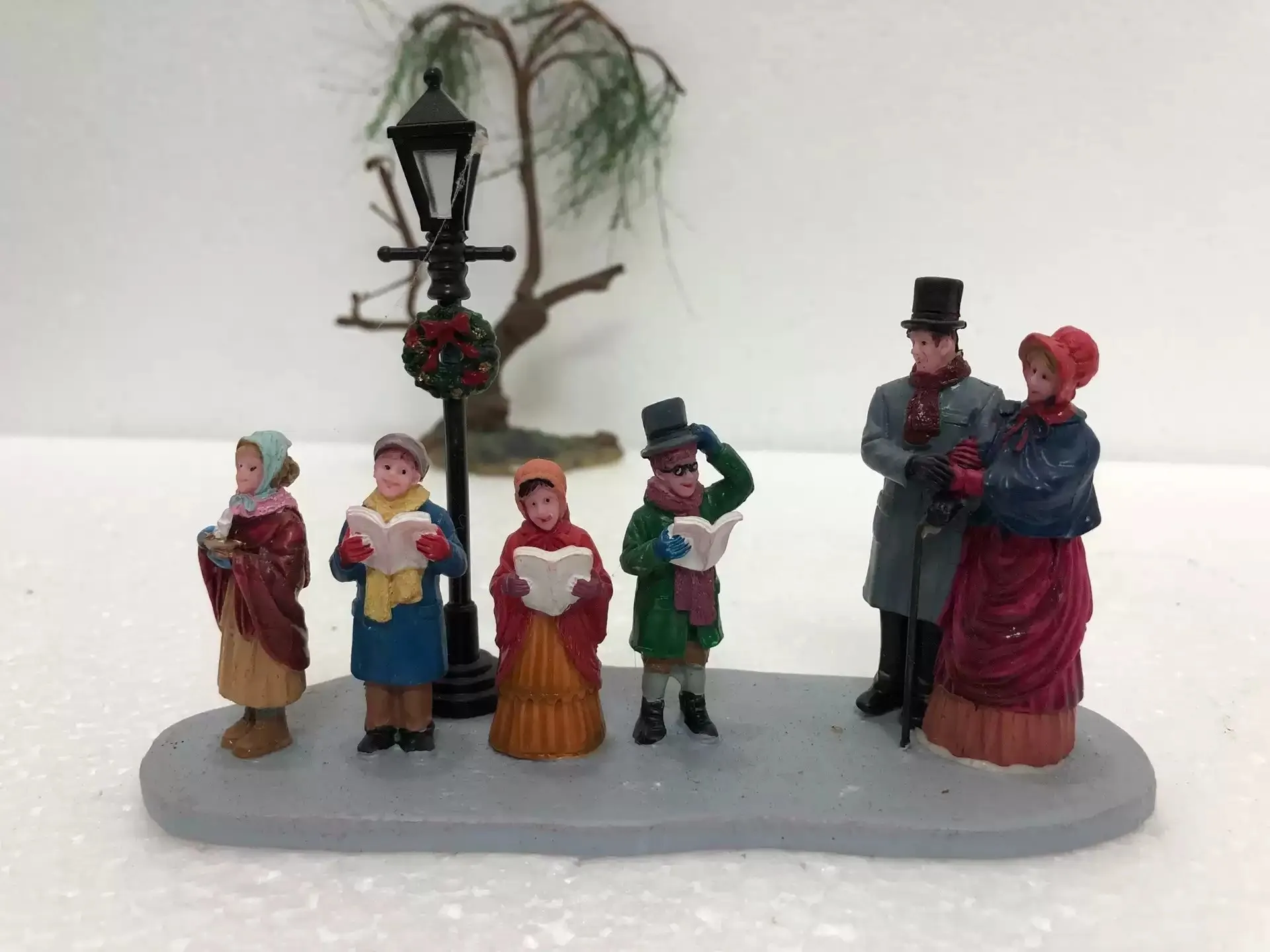 Resin Handicrafts Lemax Miniature People Street Choirs and Street Bands Figurines for Desktop Decor Home Room Ornament Gifts
Resin Handicrafts Lemax Miniature People Street Choirs and Street Bands Figurines for Desktop Decor Home Room Ornament Gifts