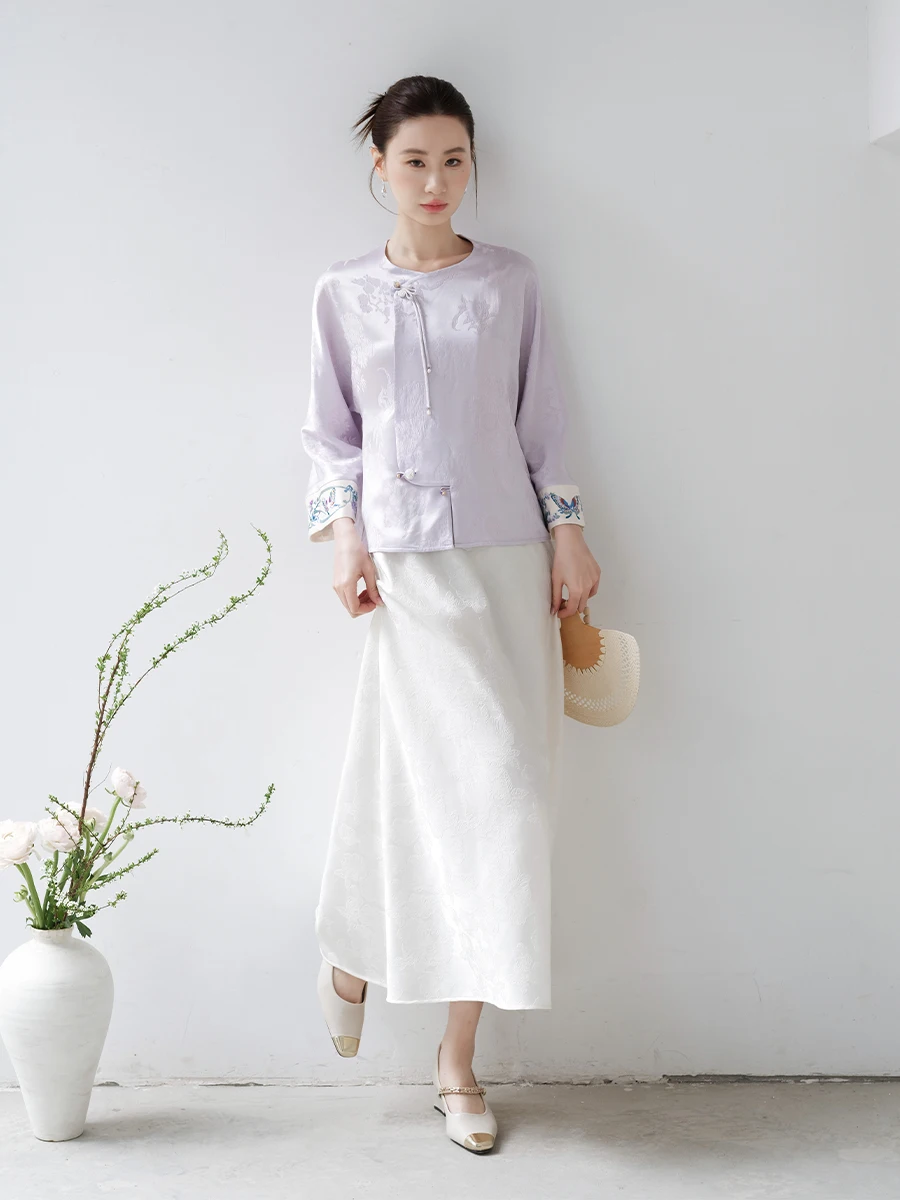 Женский джат Ele с вышивкой в китайском стиле и пуговицами. Высококачественный национальный топ на осенний сезон.
Женский джат Ele с вышивкой в китайском стиле и пуговицами. Высококачественный национальный топ на осенний сезон.