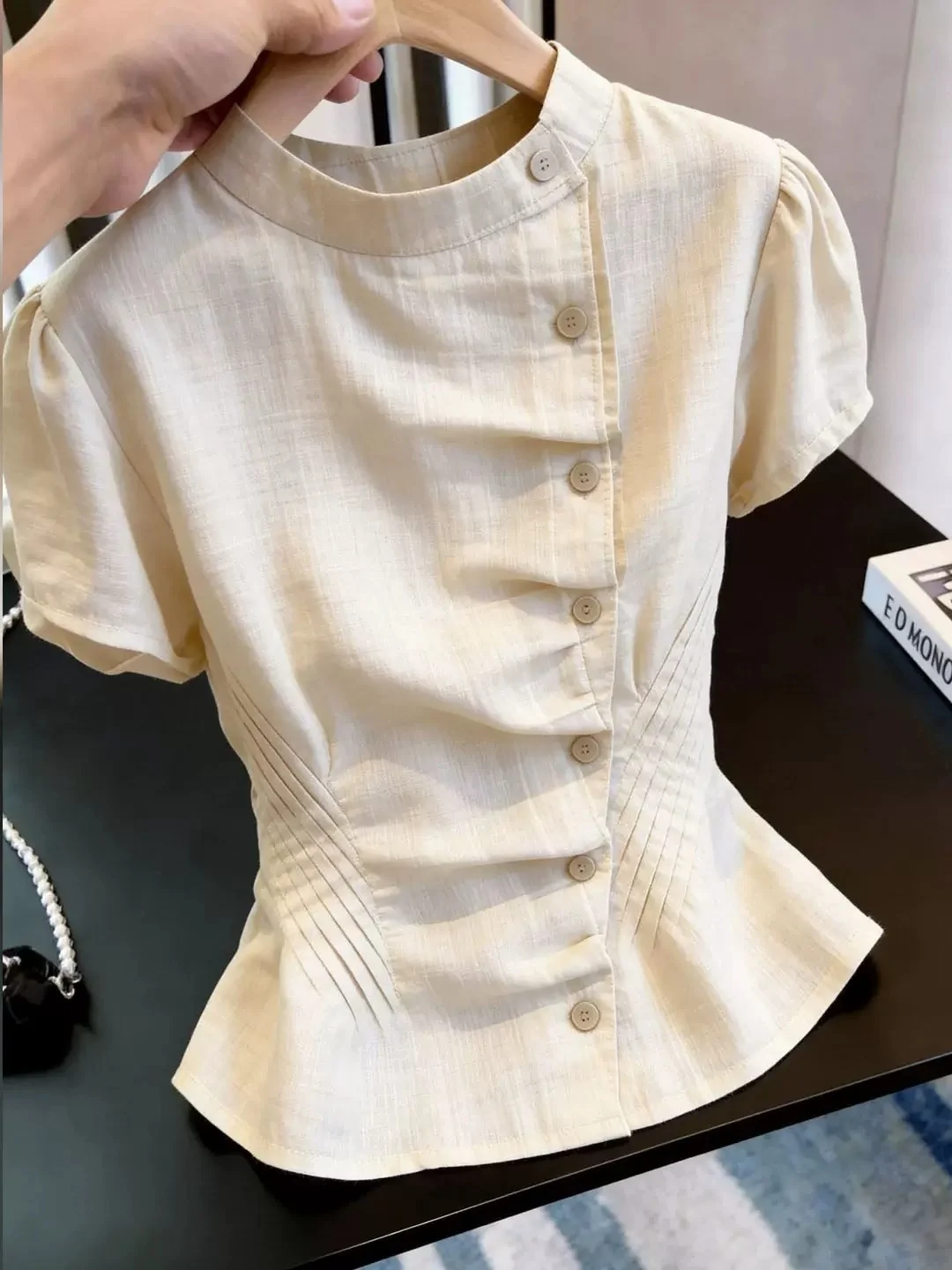 Fashionable Short Sleeve Shirt Stand Collar Waist Cinching Summer 2026 Elegant Korean Style Straight Cut Silk Women's Top
Fashionable Short Sleeve Shirt Stand Collar Waist Cinching Summer 2026 Elegant Korean Style Straight Cut Silk Women's Top