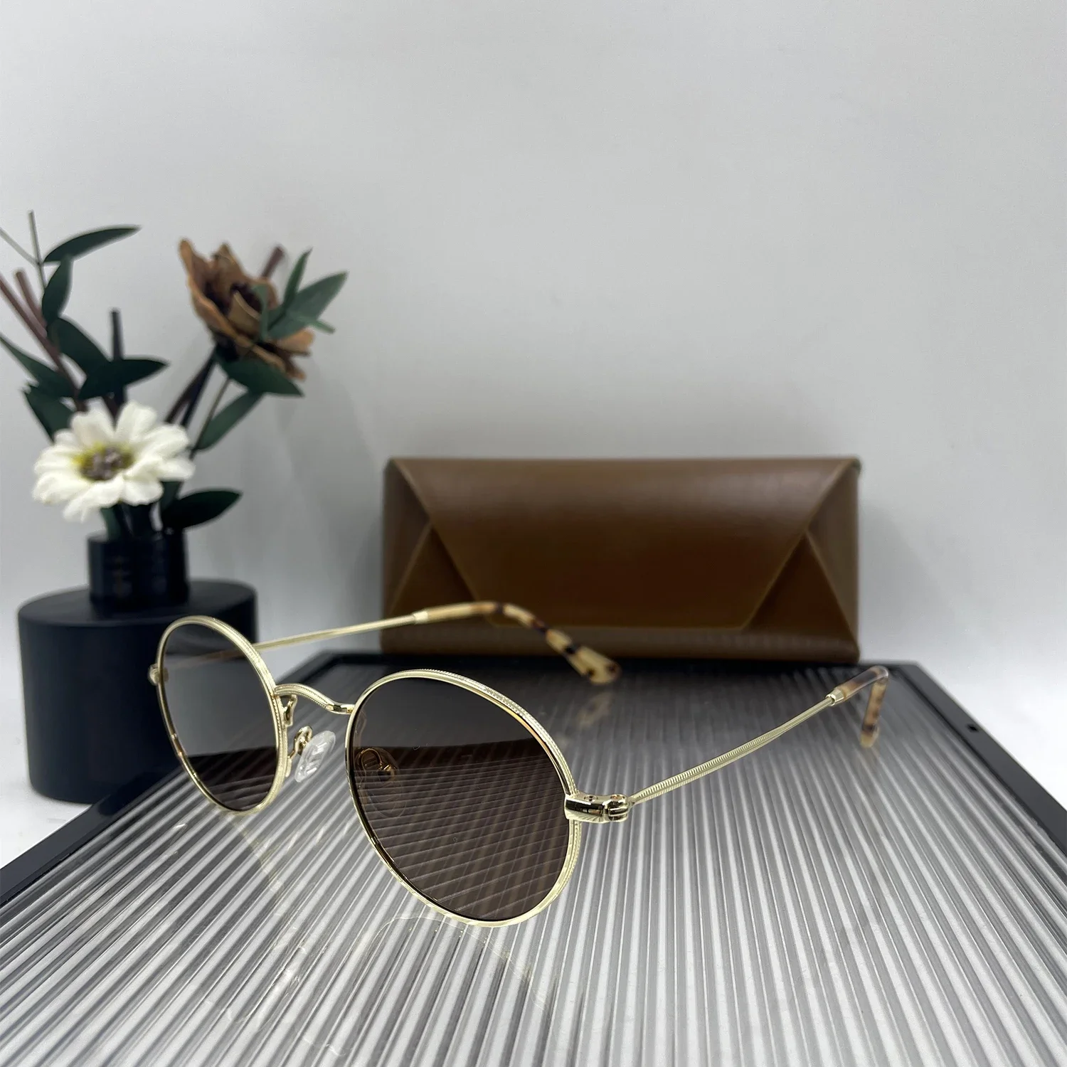 Новые модные модные женские солнцезащитные очки с футляром, металлическая оправа для очков ручной работы, роскошные дизайнерские элегантные солнцезащитные очки UV400 TAORED
Новые модные модные женские солнцезащитные очки с футляром, металлическая оправа для очков ручной работы, роскошные дизайнерские элегантные солнцезащитные очки UV400 TAORED