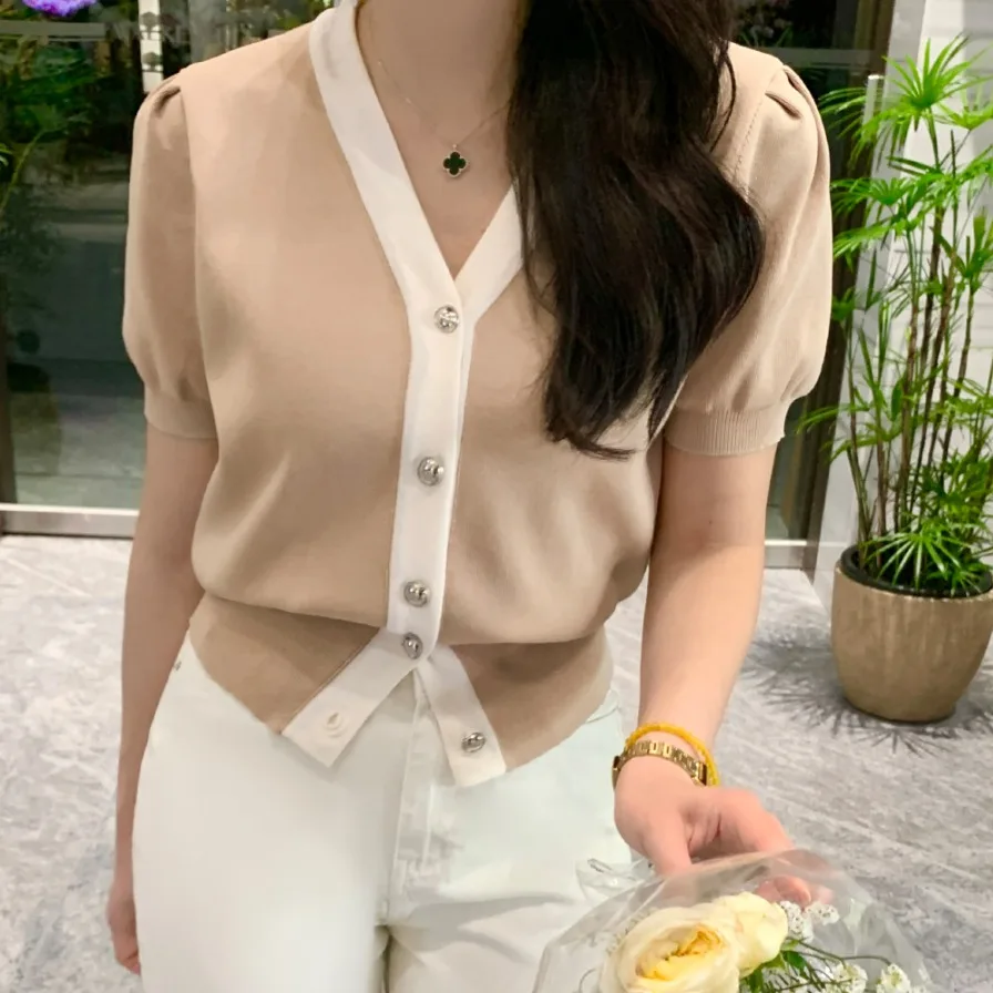 Korean Style Fashionable Summer Casual V-Neck Short Sleeve Button Knitted Open Cardigan Women's Regular Length Knitwear
Korean Style Fashionable Summer Casual V-Neck Short Sleeve Button Knitted Open Cardigan Women's Regular Length Knitwear