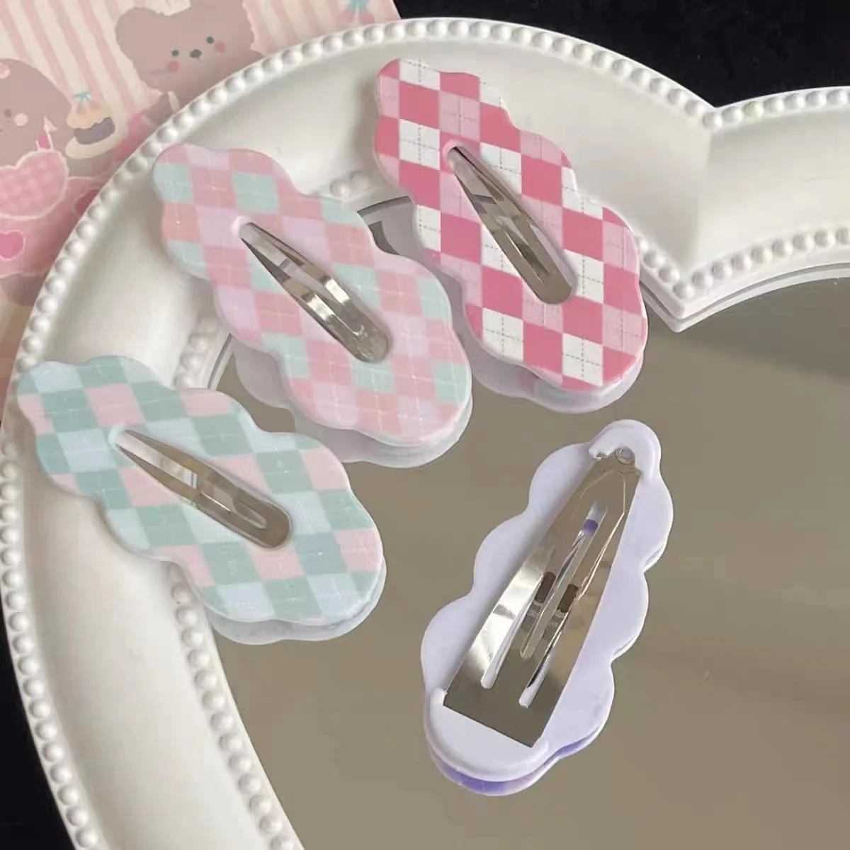 Преппи-корейские заколки BB с ромбовидным узором и облаками, милые заколки с боковой челкой для школьниц
Преппи-корейские заколки BB с ромбовидным узором и облаками, милые заколки с боковой челкой для школьниц