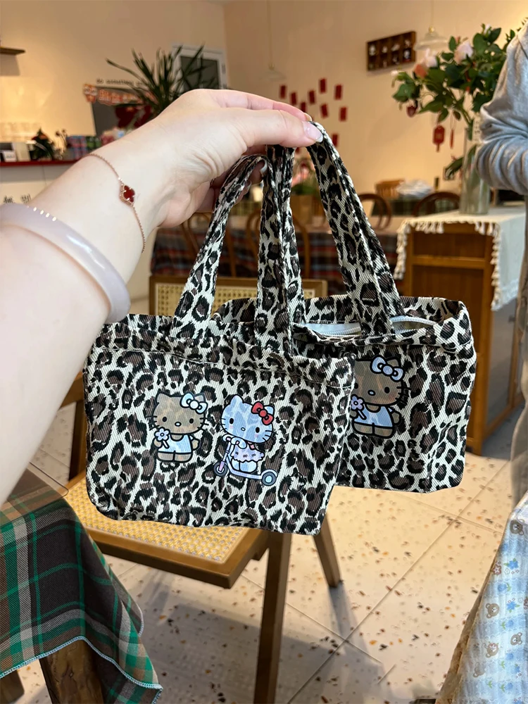 Сумочка Hello Kitty Kawaii Sanrio сумка с леопардовым принтом аниме ручная сумка, симпатичная маленькая сумка для хранения, мультяшный портативный подарок Bentobag
Сумочка Hello Kitty Kawaii Sanrio сумка с леопардовым принтом аниме ручная сумка, симпатичная маленькая сумка для хранения, мультяшный портативный подарок Bentobag