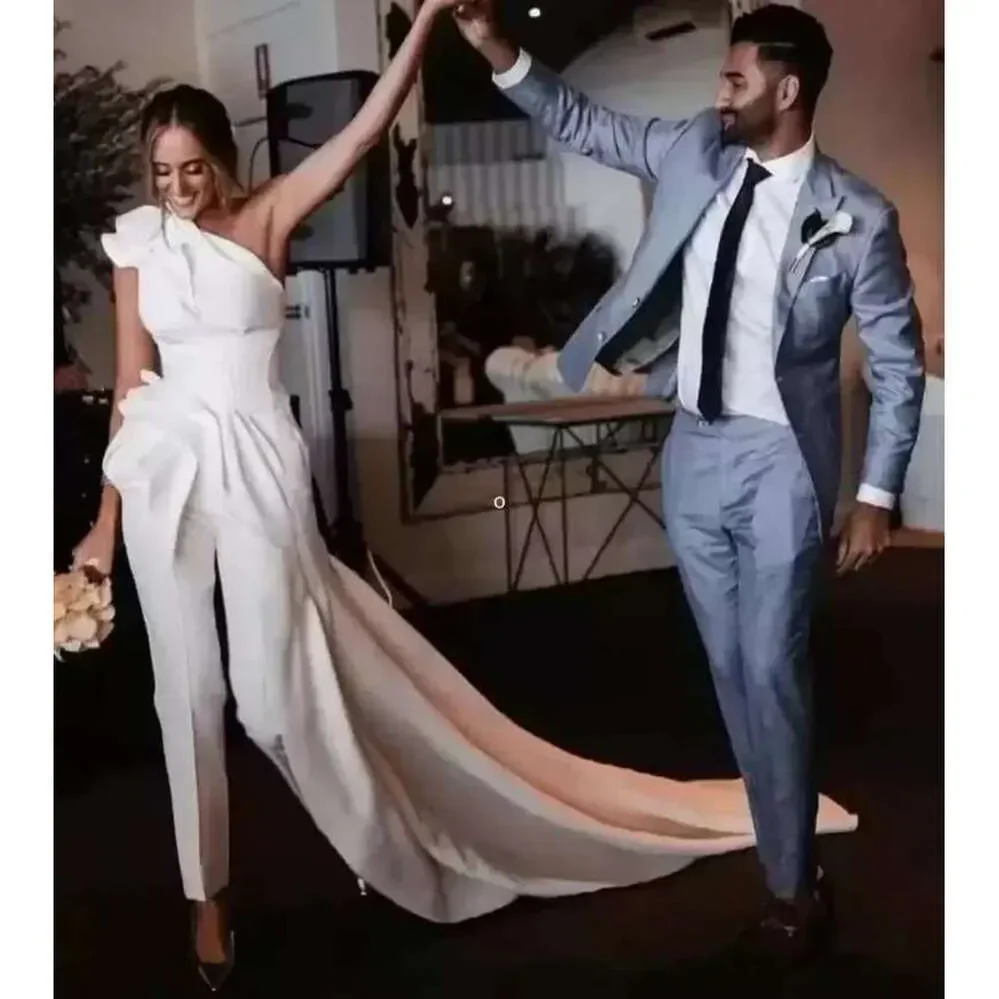 2026 Elegant Jumpsuits Wedding Dresses Bridal Gowns One Shoulder Satin Peplum Ruffle Ruched Bohemian Boho Garden Country
2026 Elegant Jumpsuits Wedding Dresses Bridal Gowns One Shoulder Satin Peplum Ruffle Ruched Bohemian Boho Garden Country