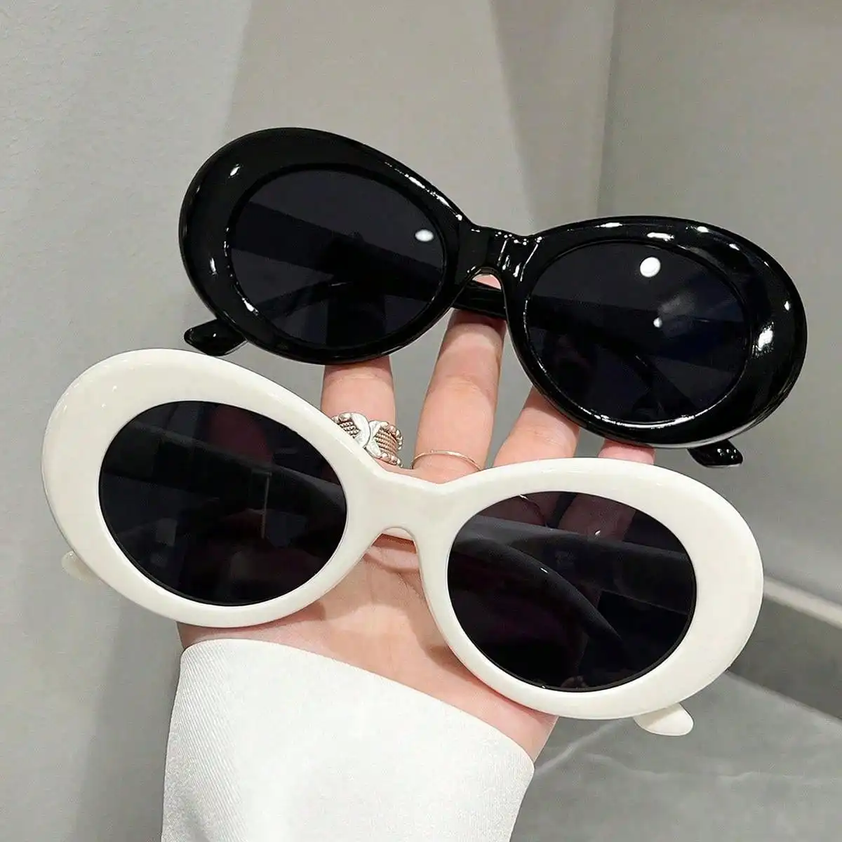2pcs+bags Unisex Round glasses, Sun Protection For Beach, Fashionable Shades Beach Accessories
2pcs+bags Unisex Round glasses, Sun Protection For Beach, Fashionable Shades Beach Accessories