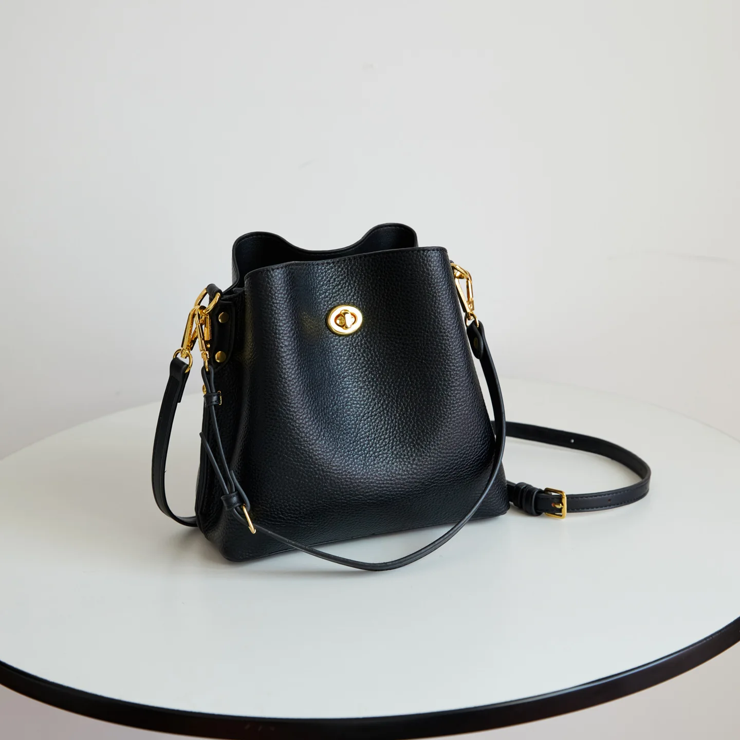 2026 New Arrival Japanese Style Women Bucket Bag High-end Portable Daily Commute Versatile Shoulder Bag
2026 New Arrival Japanese Style Women Bucket Bag High-end Portable Daily Commute Versatile Shoulder Bag