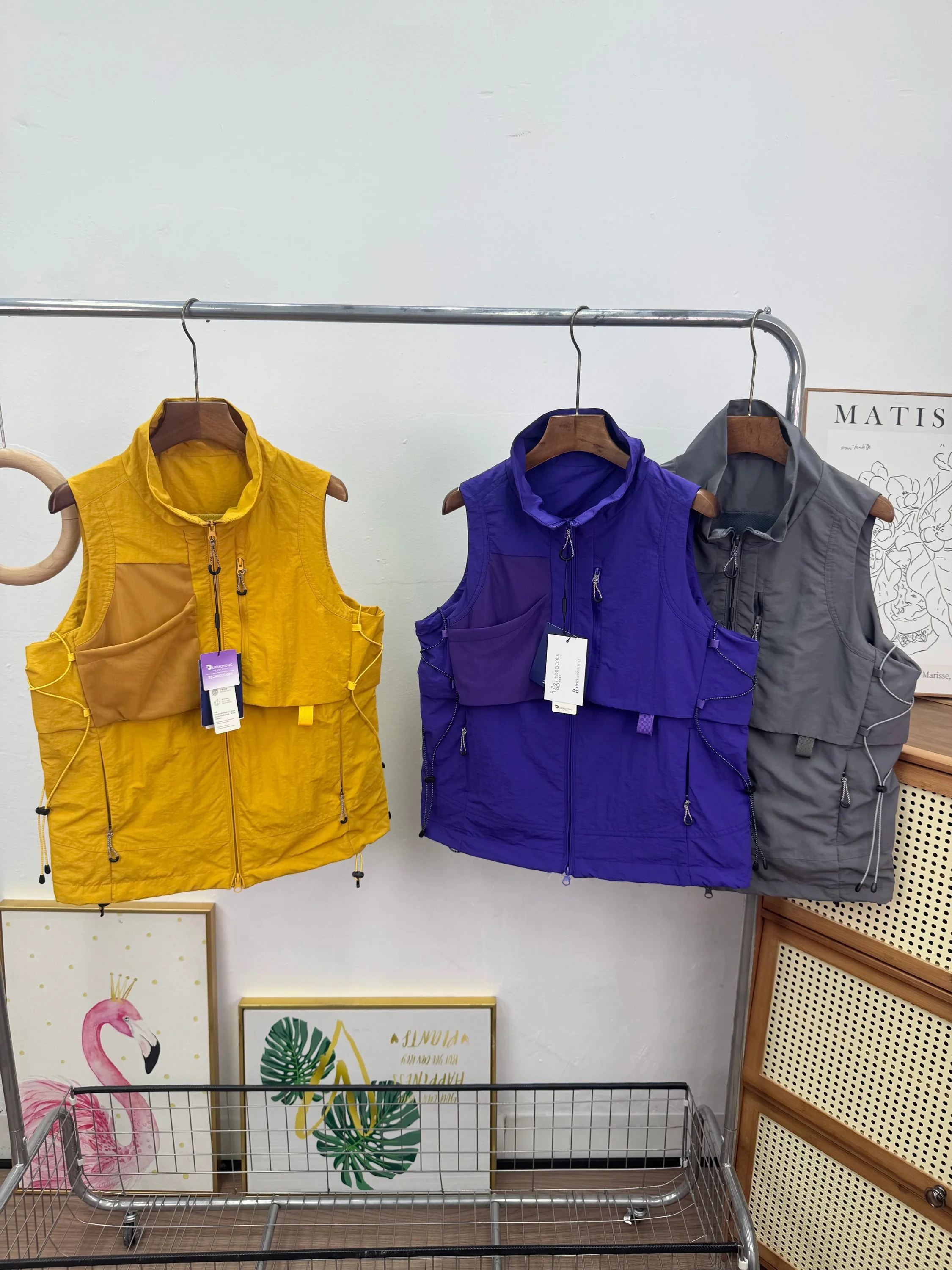 Couple's Windproof Camping Vest Drawstring Stand Collar Zipper Outdoor Sports Fashion Nylon Layering Vest Spring Summer
Couple's Windproof Camping Vest Drawstring Stand Collar Zipper Outdoor Sports Fashion Nylon Layering Vest Spring Summer