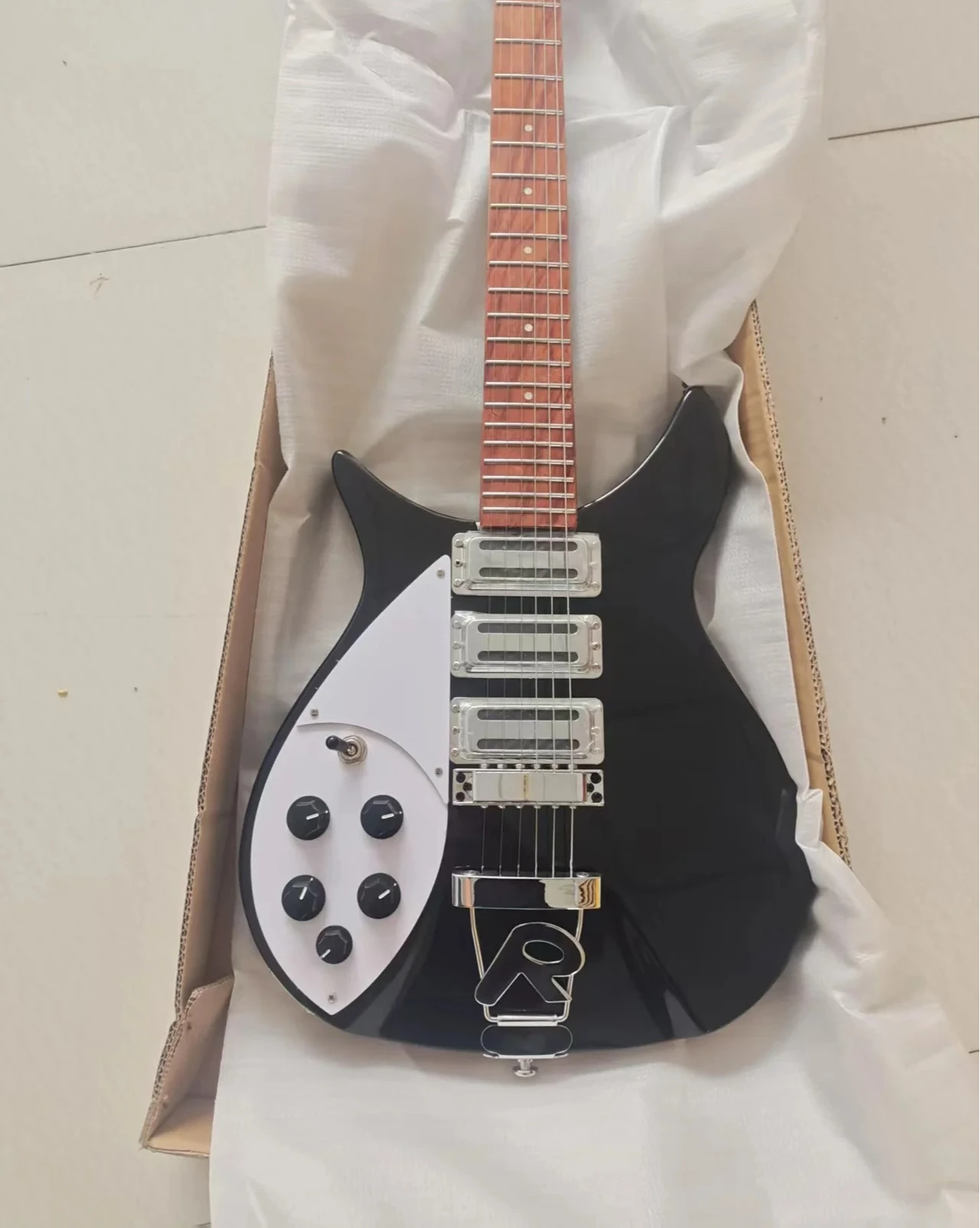 2026 new left hand guitar 325 6strings, black color ,3-Piece Pickup ,high quality guitar
2026 new left hand guitar 325 6strings, black color ,3-Piece Pickup ,high quality guitar