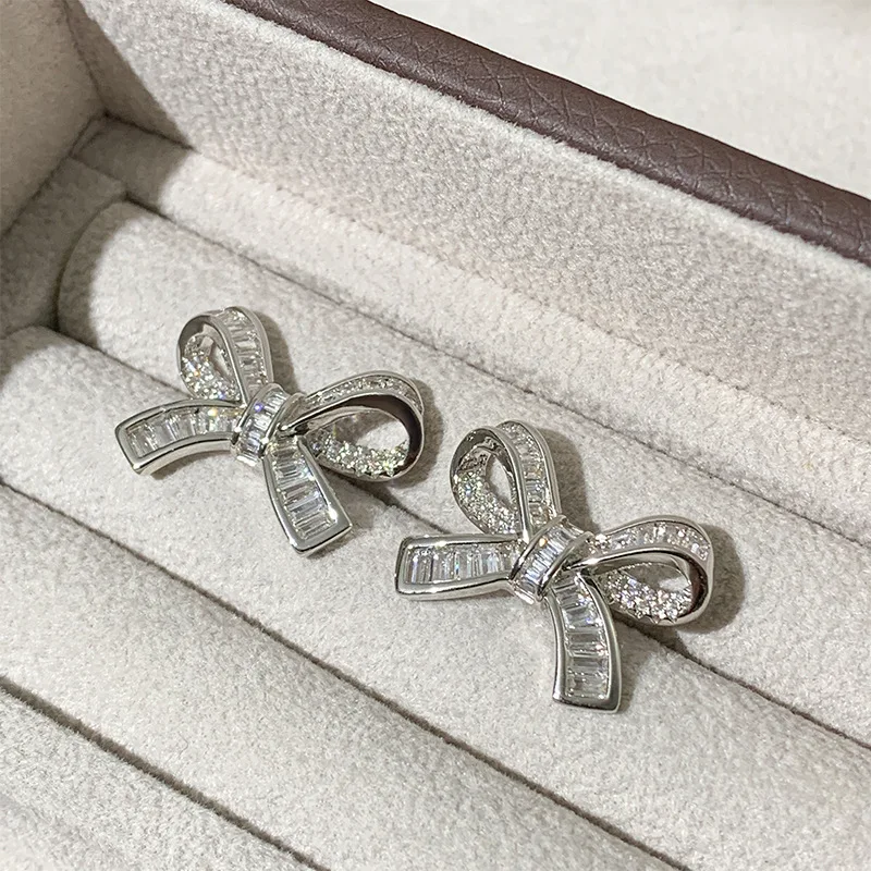 Light luxury versatile and agile moissanite bow earrings, women's bow fashion classic earrings, birthday gift
Light luxury versatile and agile moissanite bow earrings, women's bow fashion classic earrings, birthday gift