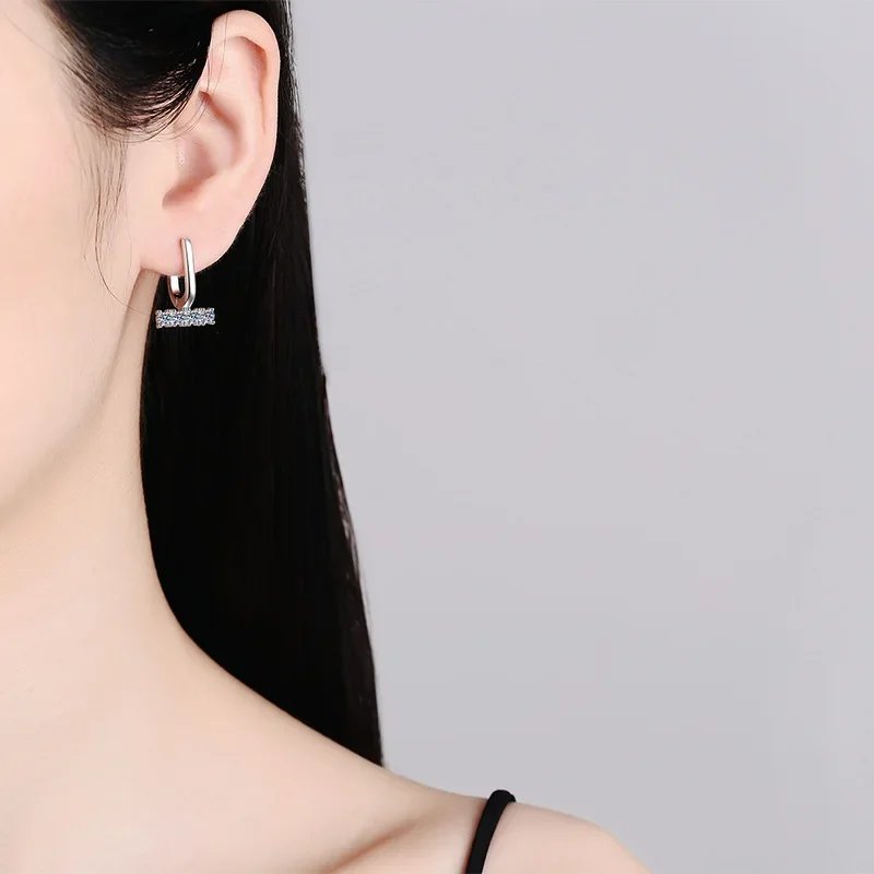 18K gold inlaid diamond earrings PT950 platinum U-shaped star luxury earrings, single diamond 10.1 carat moissanite earrings
18K gold inlaid diamond earrings PT950 platinum U-shaped star luxury earrings, single diamond 10.1 carat moissanite earrings