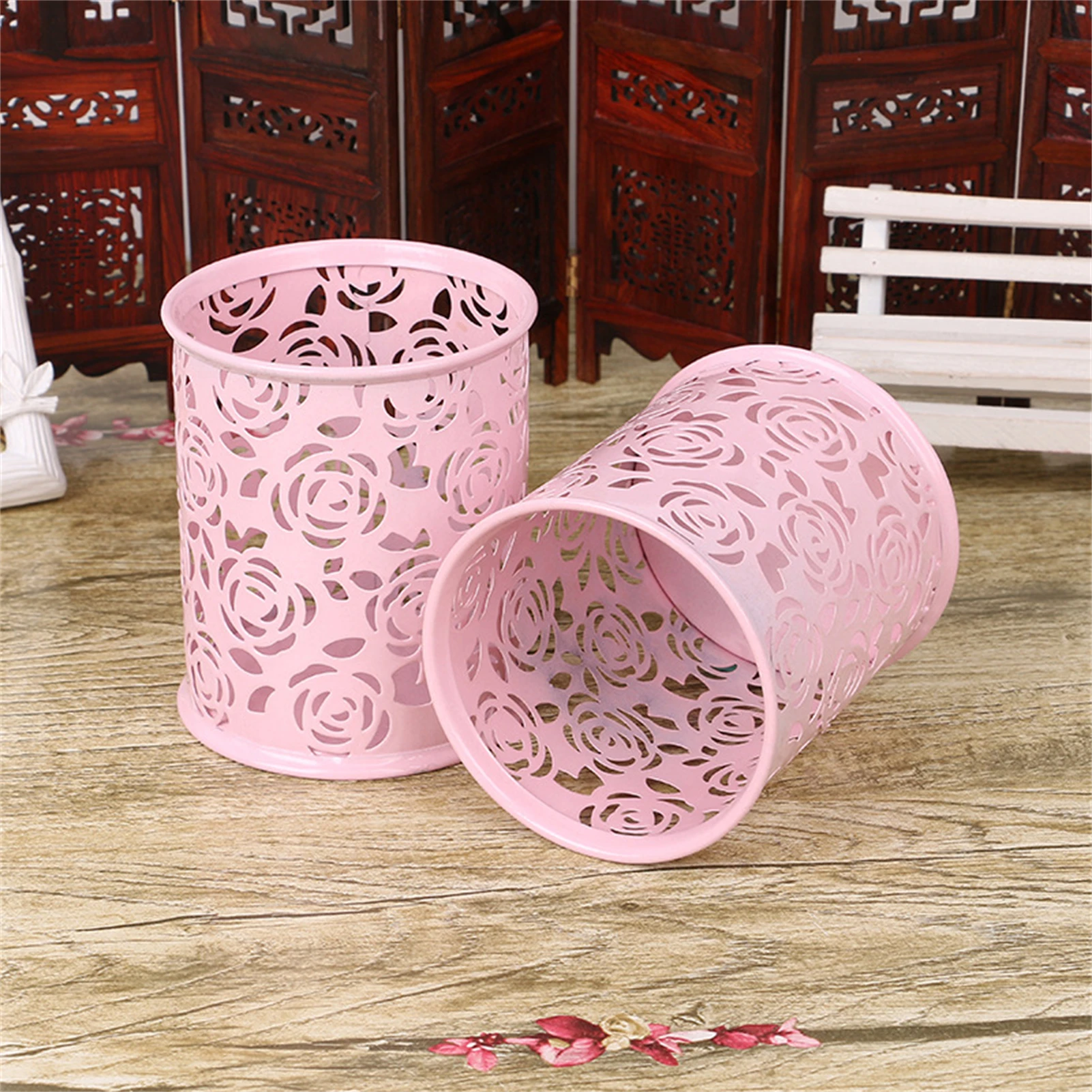 A creative hollow rose pattern pen holder, floral stylish desktop cup, makeup brush storage container, suitable for office use
A creative hollow rose pattern pen holder, floral stylish desktop cup, makeup brush storage container, suitable for office use