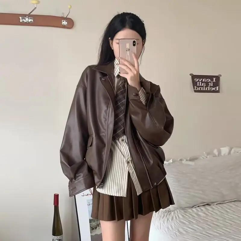 Ankela red leather short coat female students Spring autumn style American retro baseball leather jacket top fashion individual
Ankela red leather short coat female students Spring autumn style American retro baseball leather jacket top fashion individual