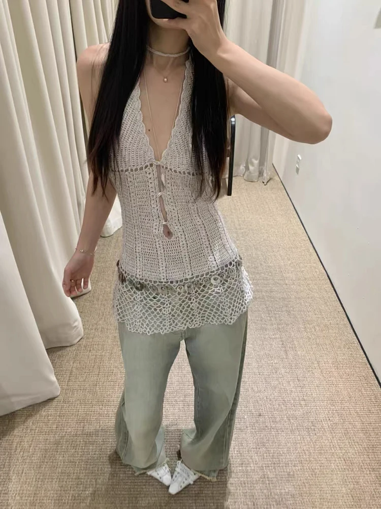 Neckline V-neck knitted tank top for women. Lattice design for a slimming effect without sleeves. 2026 summer new style.
Neckline V-neck knitted tank top for women. Lattice design for a slimming effect without sleeves. 2026 summer new style.