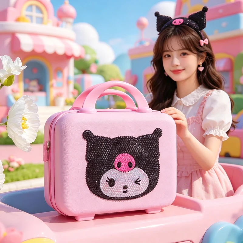 Portable Kuromi Suitcase Kawaii Hello Kittys Creativity Gift Box Festival Souvenirs 12 Inches Rhinestones Cosmetic Case Suitcase
Portable Kuromi Suitcase Kawaii Hello Kittys Creativity Gift Box Festival Souvenirs 12 Inches Rhinestones Cosmetic Case Suitcase