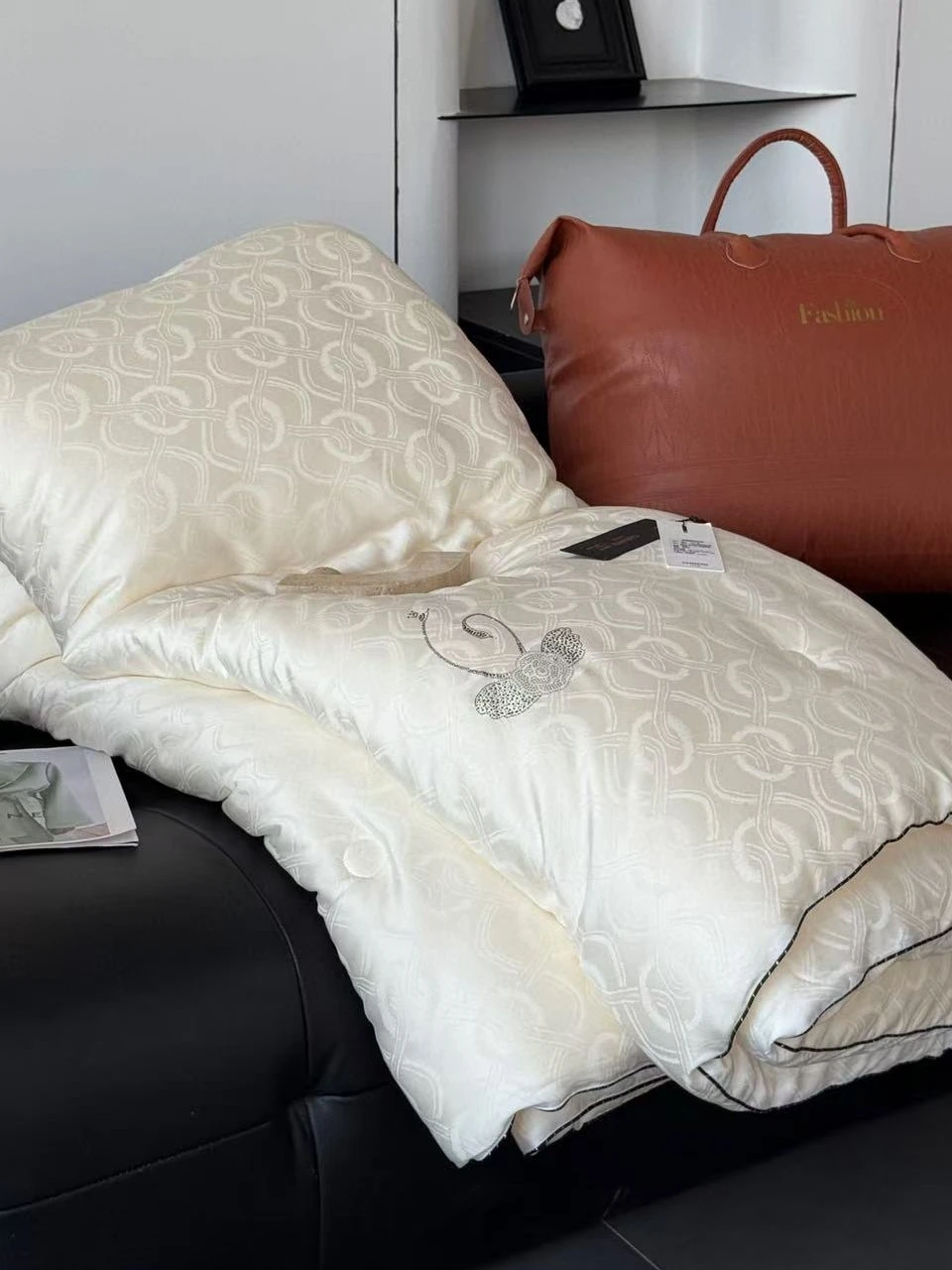 Thiened Warmth Soy Fiber 45% Lyocell Cotton Embroidered Blanket Autumn Winter Duvet Core Spring Summer Breathable Geometric...
Thiened Warmth Soy Fiber 45% Lyocell Cotton Embroidered Blanket Autumn Winter Duvet Core Spring Summer Breathable Geometric...