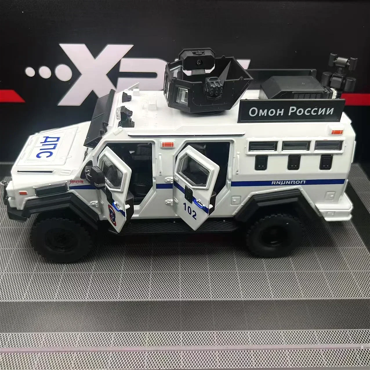 Машинка-игрушка 1:24: Модель тигра-когтедерка, взрывозащищенная, из литого сплава, с открывающимися дверями, звуком и светом, коллекционный подарок
Машинка-игрушка 1:24: Модель тигра-когтедерка, взрывозащищенная, из литого сплава, с открывающимися дверями, звуком и светом, коллекционный подарок