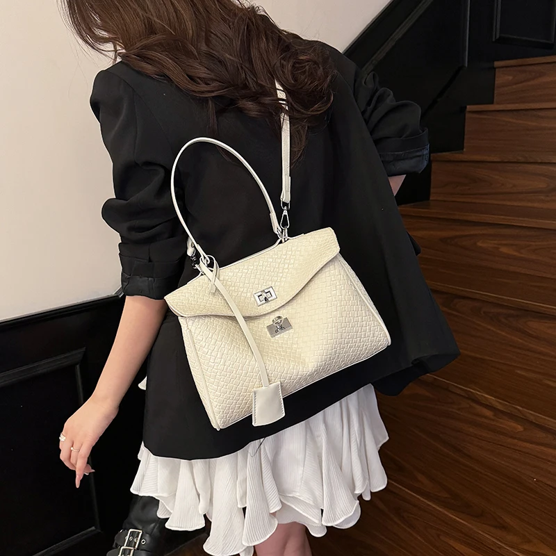 Trendy Fashion Large Capacity Crossbody Handbag for Women with Leather Material and Simple Vintage Look
Trendy Fashion Large Capacity Crossbody Handbag for Women with Leather Material and Simple Vintage Look