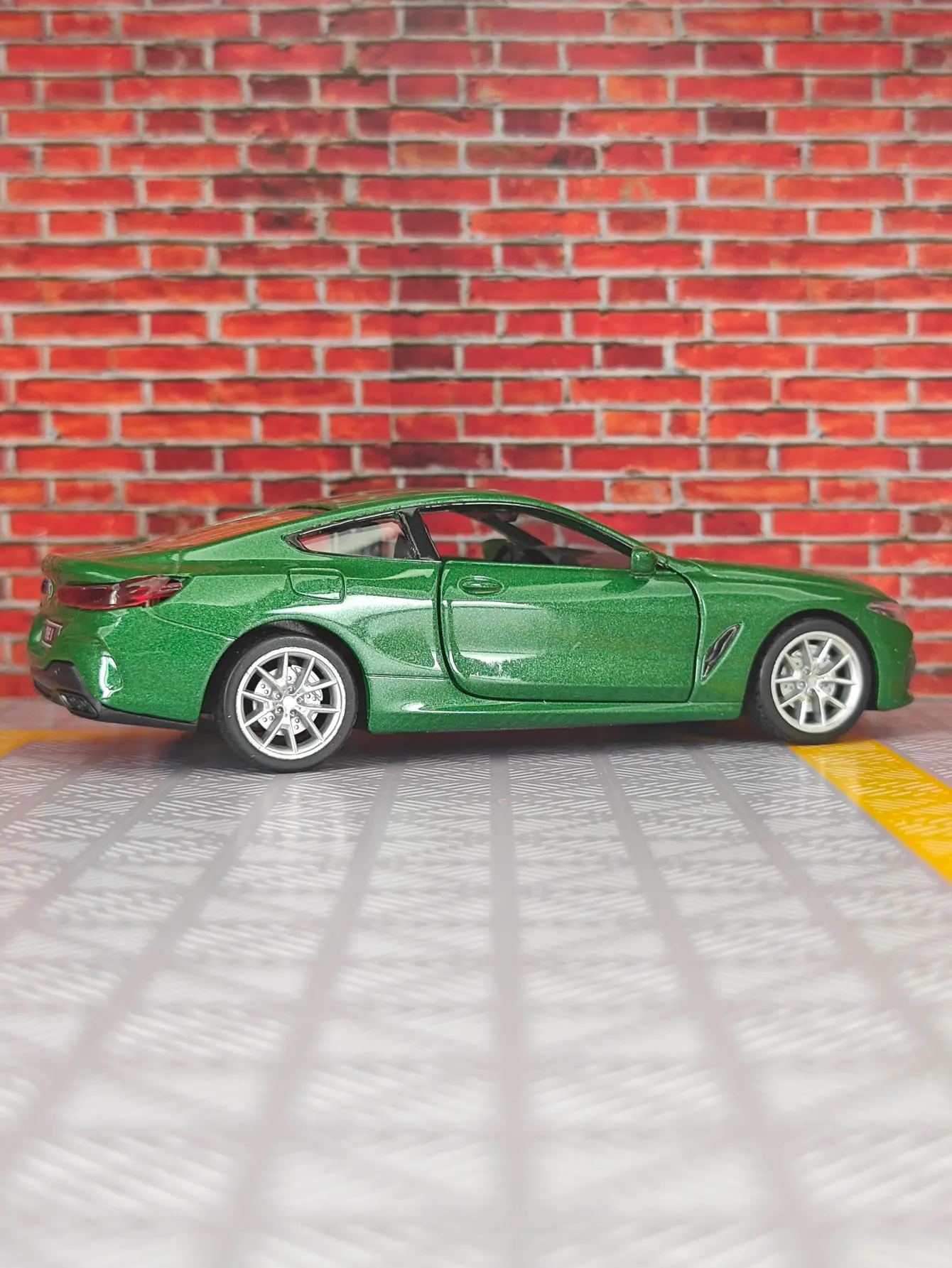 1:35 simulation BMW M850i alloy car model both doors can be opened has simulated sound and lighting functions, rich details
1:35 simulation BMW M850i alloy car model both doors can be opened has simulated sound and lighting functions, rich details