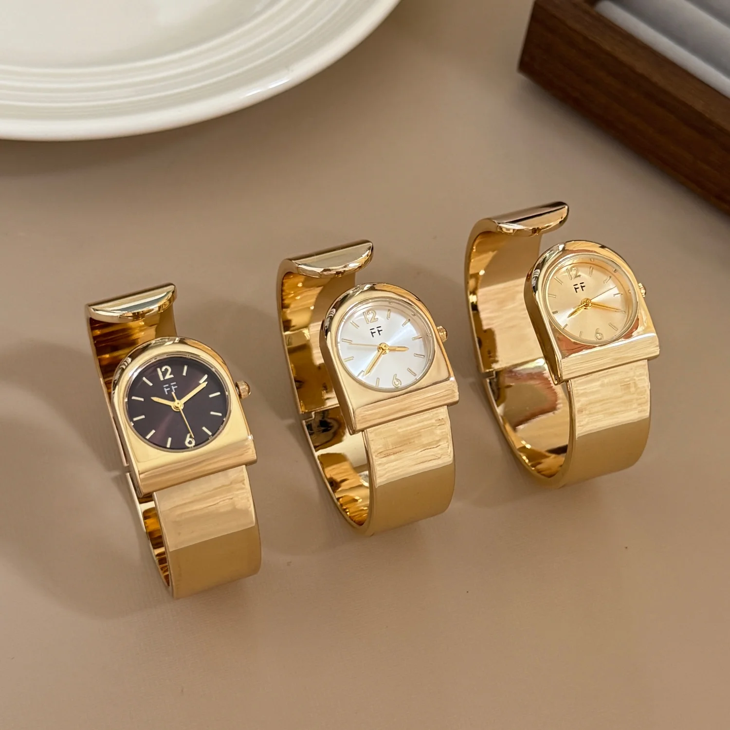 Women's Simple Versatile Bracelet Watches Suitable Analog Quartz Wristwatch for Girls Clock Gold Light Luxury Bangle Wristwtch
Women's Simple Versatile Bracelet Watches Suitable Analog Quartz Wristwatch for Girls Clock Gold Light Luxury Bangle Wristwtch