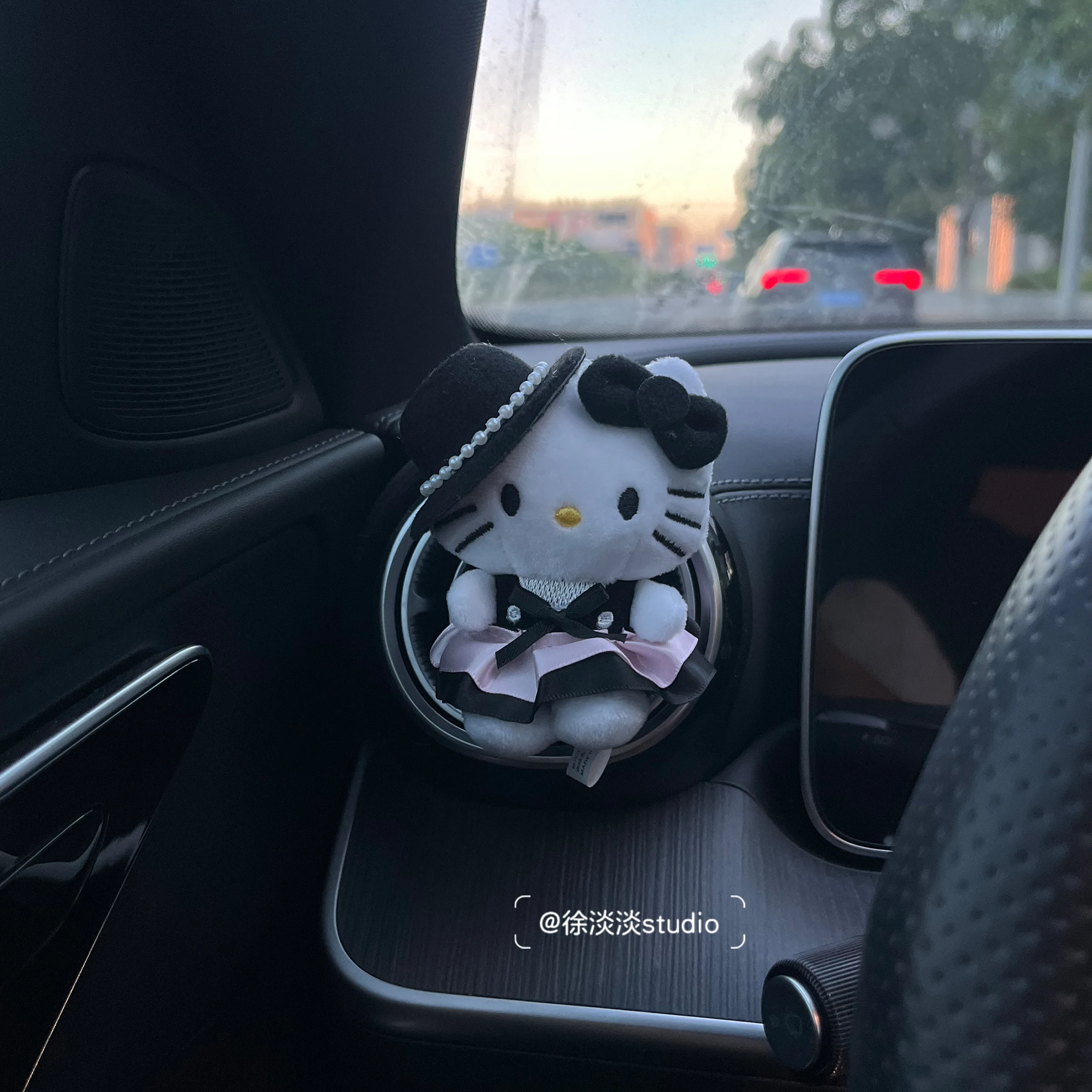 Pink Pearl Cat Hat Hello Kitty Car Air Outlet Aromatherapy Decoration pendat Ornament New Car Gift
Pink Pearl Cat Hat Hello Kitty Car Air Outlet Aromatherapy Decoration pendat Ornament New Car Gift