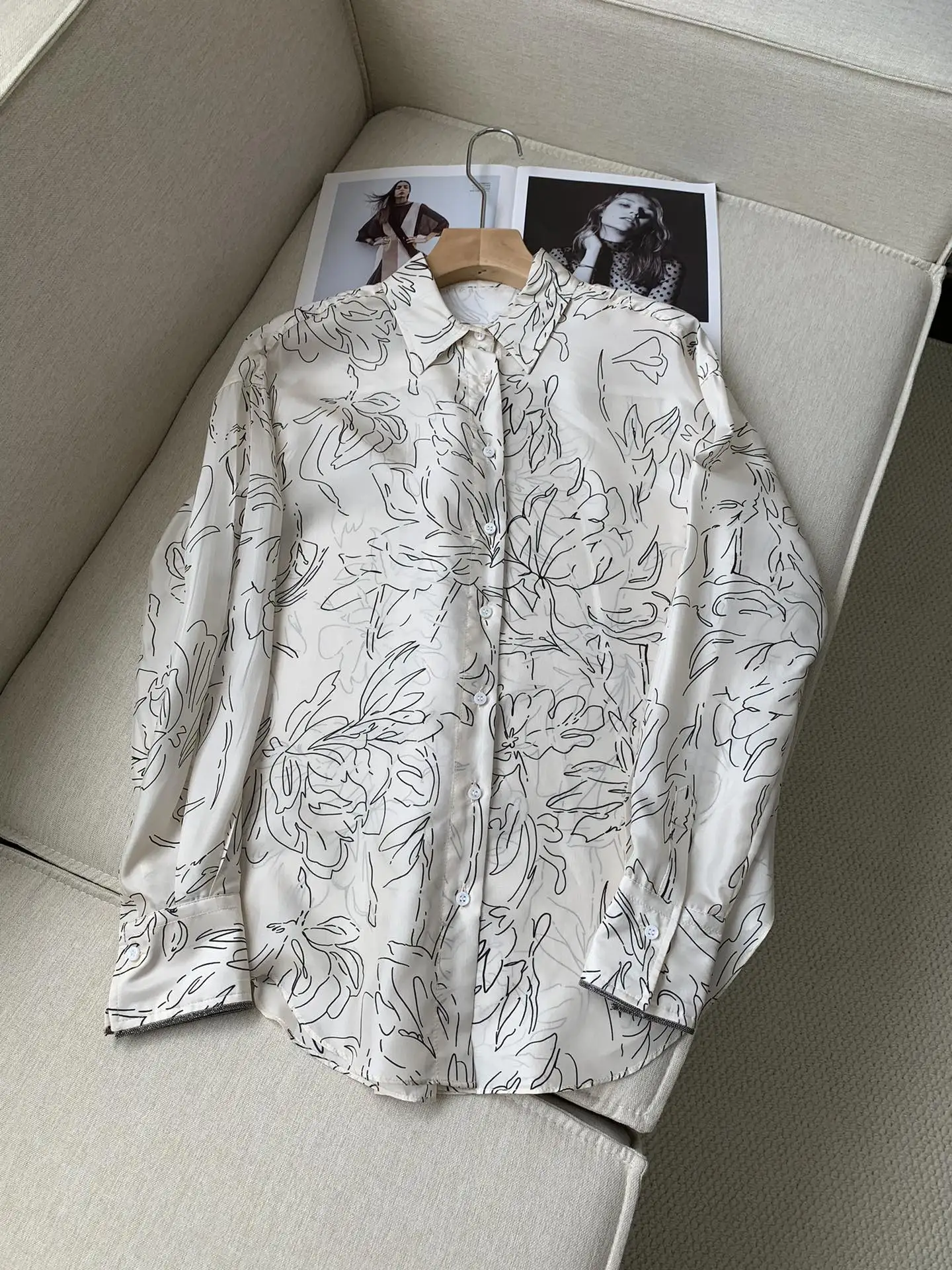 Autumn Women's 100% Silk Blouse Floral Printed Single Breasted Turn-down Collar Long Sleeve Elegant Ladies Shirt
Autumn Women's 100% Silk Blouse Floral Printed Single Breasted Turn-down Collar Long Sleeve Elegant Ladies Shirt