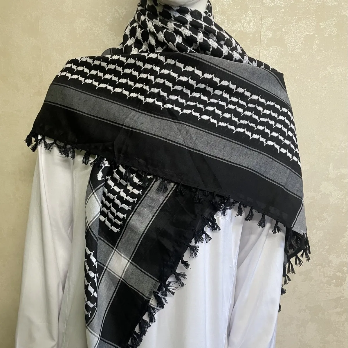 125Cm * 125cm New Feature Headscarf Headband Combination Ethnic Style Men's Black and White Scarf Hat, Headscarf
125Cm * 125cm New Feature Headscarf Headband Combination Ethnic Style Men's Black and White Scarf Hat, Headscarf