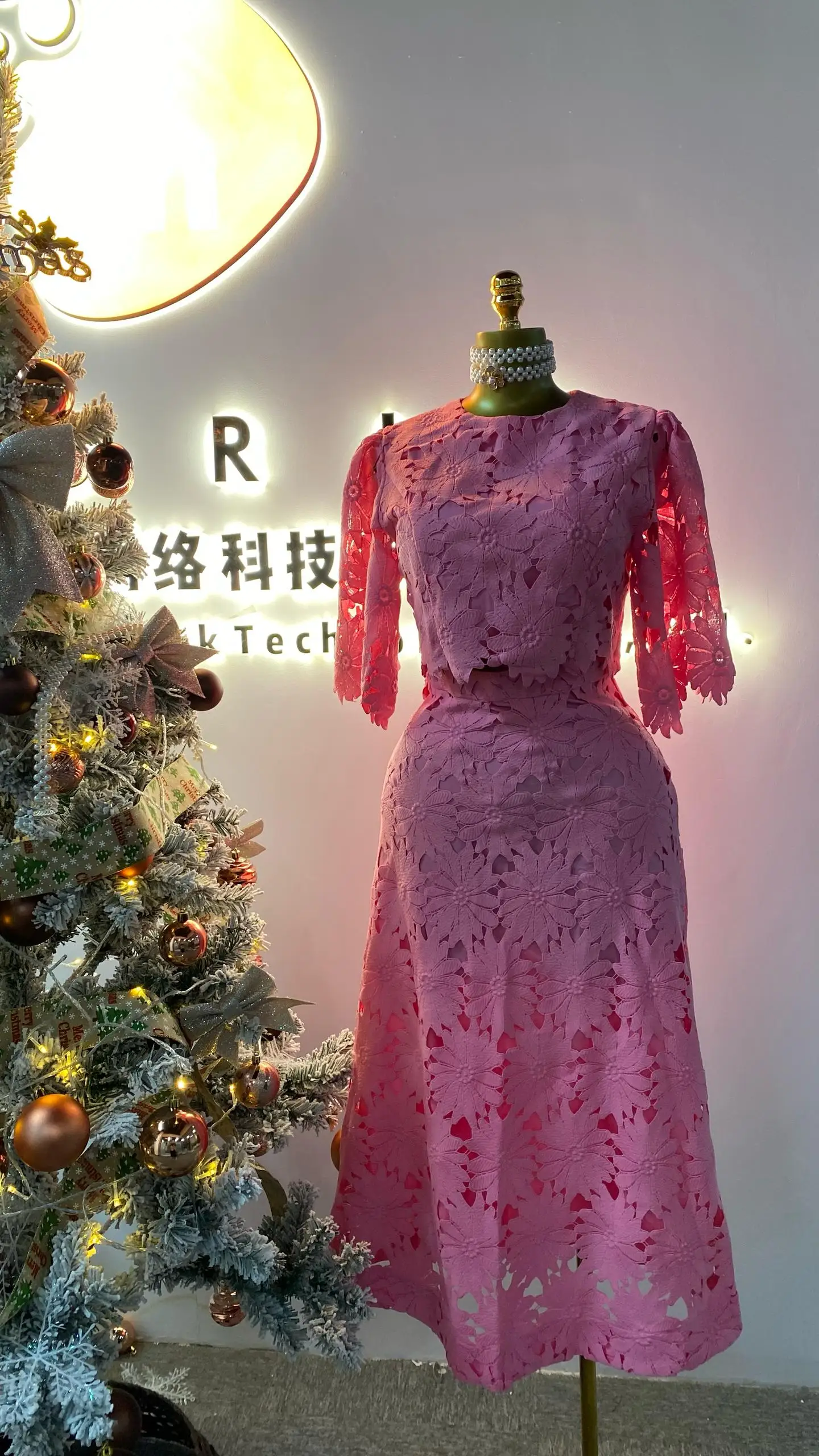 Fashion Set 2 Pieces 2025 Spring Women's Lace Hollow Embroidered Top Midi Skirt Set Skirt-GZYYY000145
Fashion Set 2 Pieces 2025 Spring Women's Lace Hollow Embroidered Top Midi Skirt Set Skirt-GZYYY000145