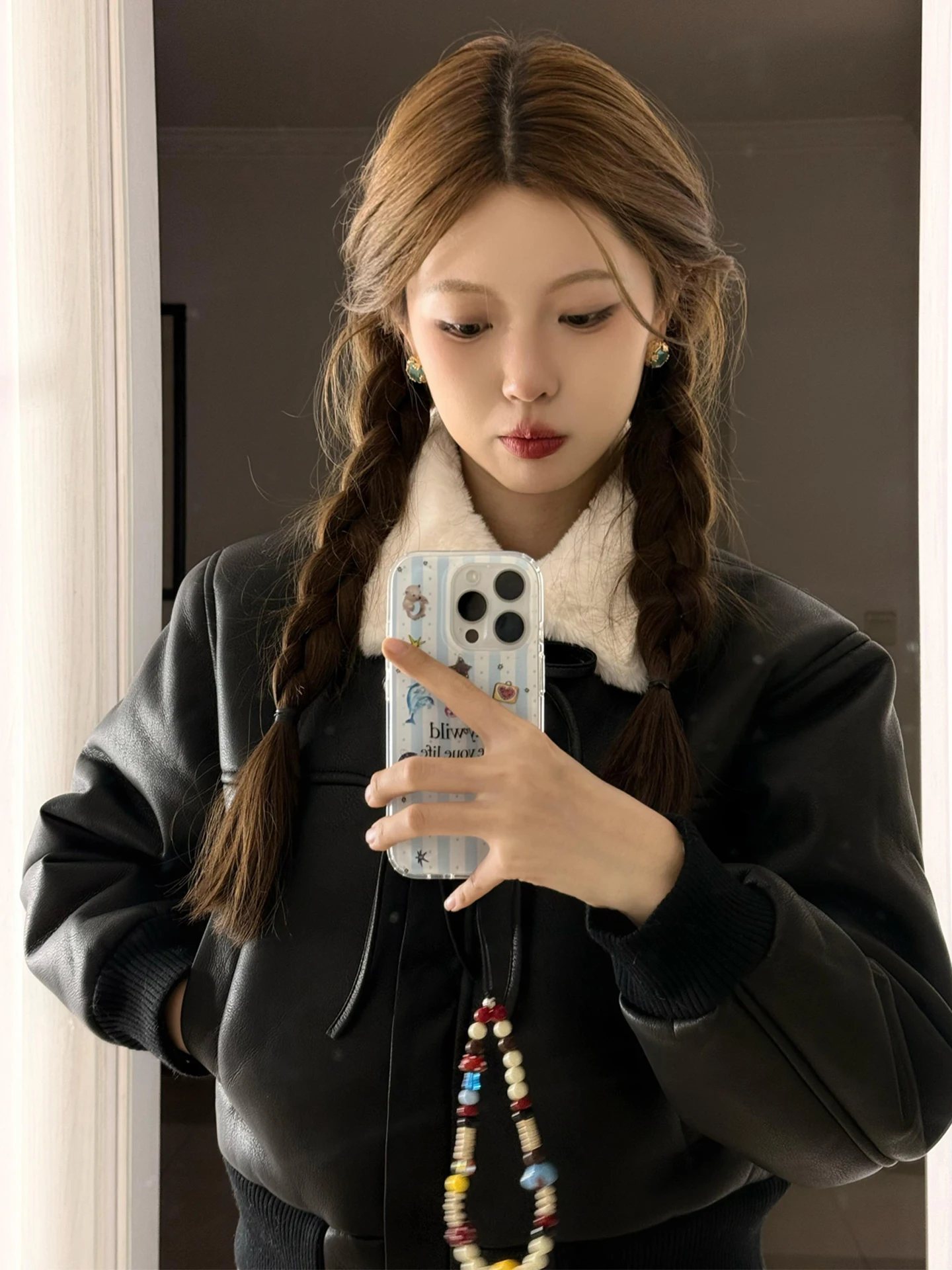 Зимняя утепленная женская кожаная куртка-косуха черного цвета с флисовой подкладкой и интегрированным мехом, теплая, приталенная, от китайского бренда
Зимняя утепленная женская кожаная куртка-косуха черного цвета с флисовой подкладкой и интегрированным мехом, теплая, приталенная, от китайского бренда