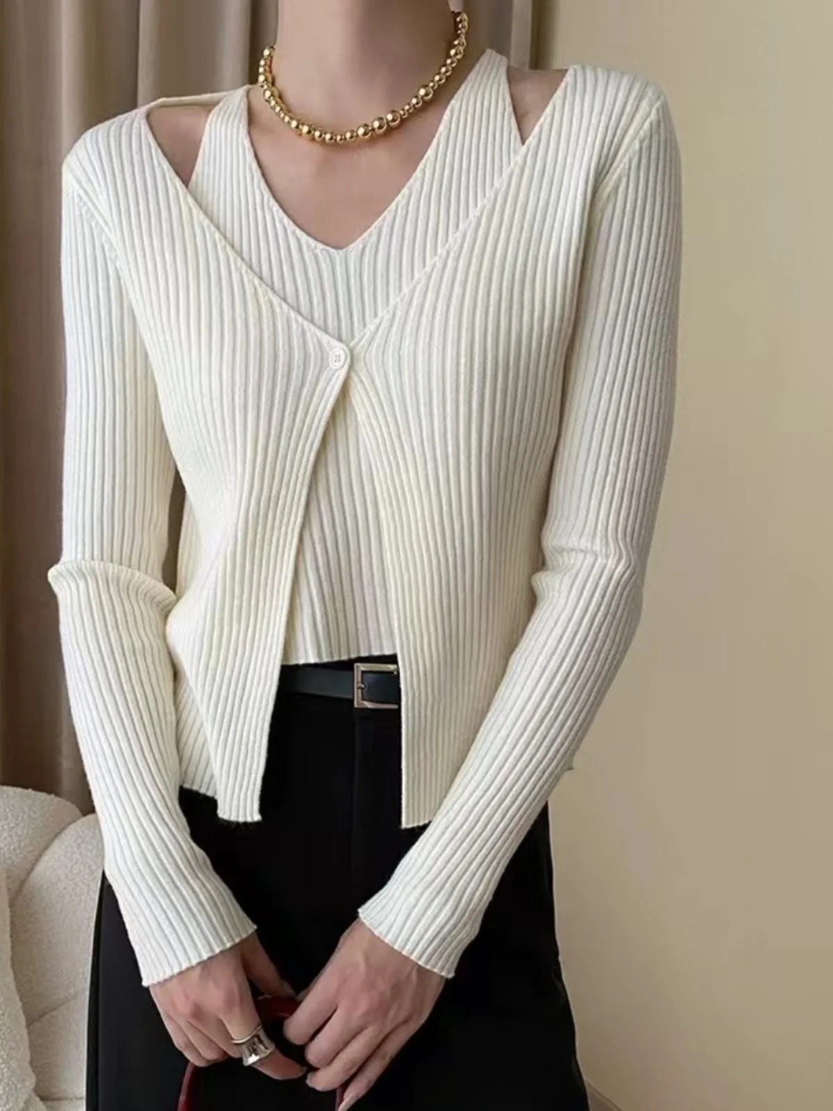 Корейский вязаный свитер с коротким рукавом для женщин, облегающий кардиган с V-образным вырезом, модная осенняя одежда, удобный и дышащий.
Корейский вязаный свитер с коротким рукавом для женщин, облегающий кардиган с V-образным вырезом, модная осенняя одежда, удобный и дышащий.