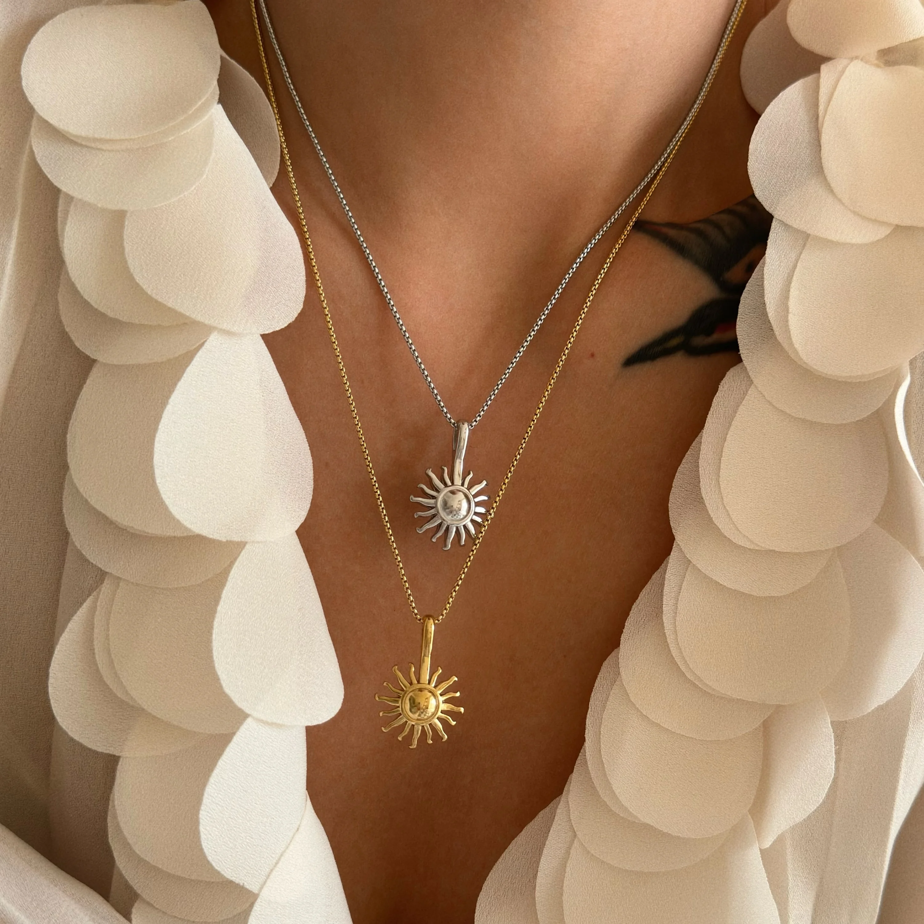 DASEIN 18k Gold Plated Stainless Steel Sun Necklace Vintage Medieval Court Design Sun Pendant Box Chain Jewelry Gift for Women
DASEIN 18k Gold Plated Stainless Steel Sun Necklace Vintage Medieval Court Design Sun Pendant Box Chain Jewelry Gift for Women