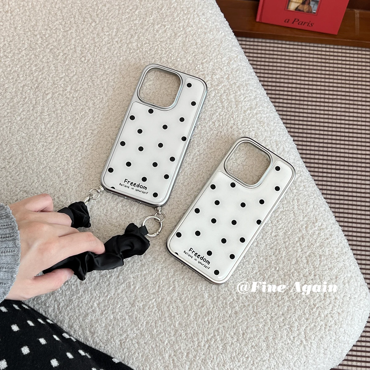 Minimalist color scheme, polka dot, niche ins, pleated silk scarf, hand-held wrist strap, suitable for 16/15/14/13/12
Minimalist color scheme, polka dot, niche ins, pleated silk scarf, hand-held wrist strap, suitable for 16/15/14/13/12
