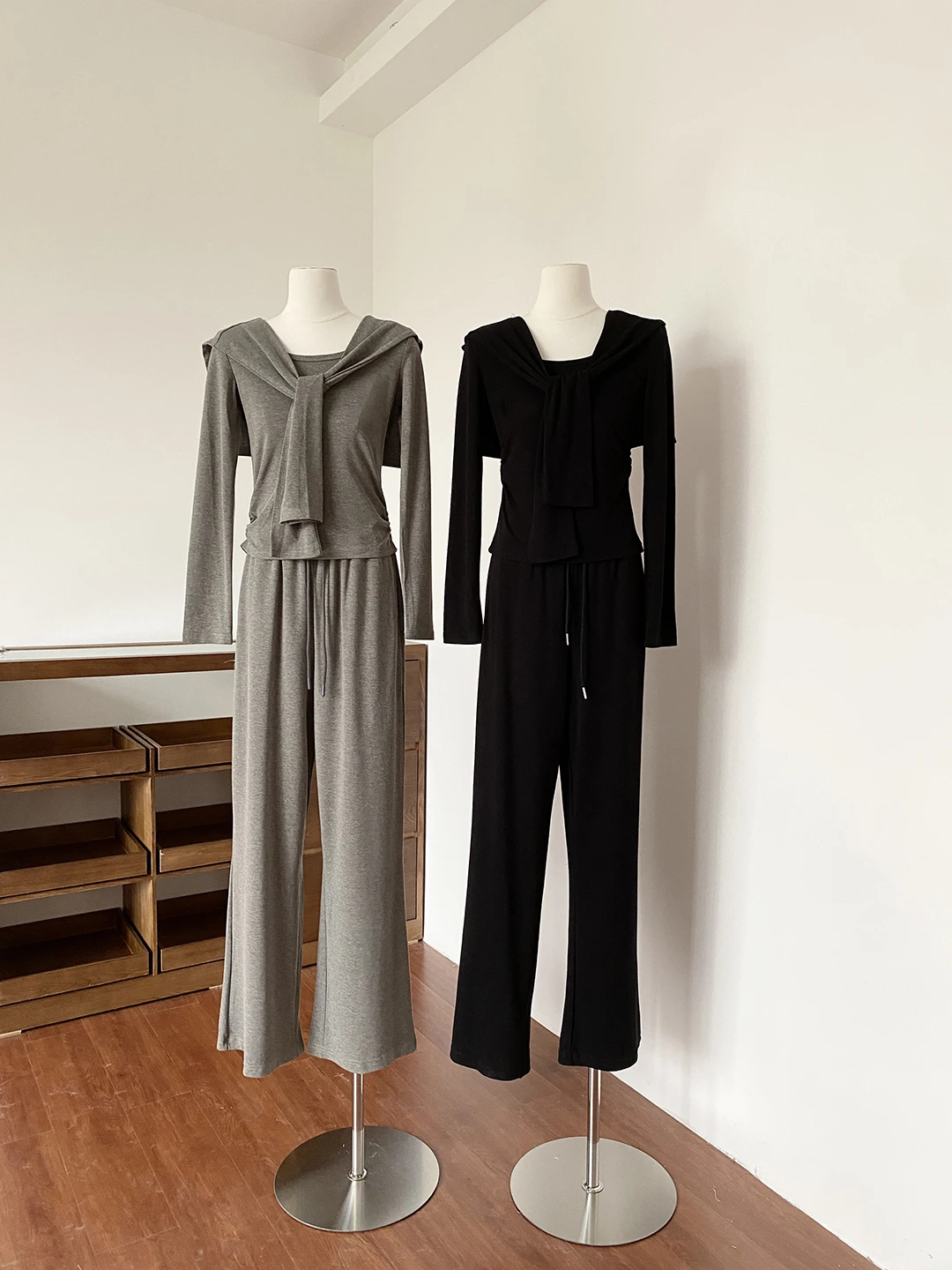 Spring 2026 Women's Casual High Waist T-Shirt Long Sleeve Pure Color Commute Slim Fit Pants Three Piece Set Fashionable Ensemble
Spring 2026 Women's Casual High Waist T-Shirt Long Sleeve Pure Color Commute Slim Fit Pants Three Piece Set Fashionable Ensemble