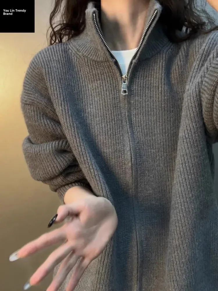 Мужской вязаный кардиган в американском ретро-стиле, осенне-зимний, на толстой молнии, в корейском стиле, с воротником-стойкой...
Мужской вязаный кардиган в американском ретро-стиле, осенне-зимний, на толстой молнии, в корейском стиле, с воротником-стойкой...