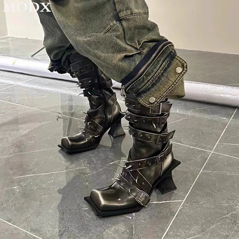2024 New Punk Strange Style Square Head Boots Belt Buckle Rivets Designer Side Zipper Knight Boots Female Retro High Heel Shoes
2024 New Punk Strange Style Square Head Boots Belt Buckle Rivets Designer Side Zipper Knight Boots Female Retro High Heel Shoes