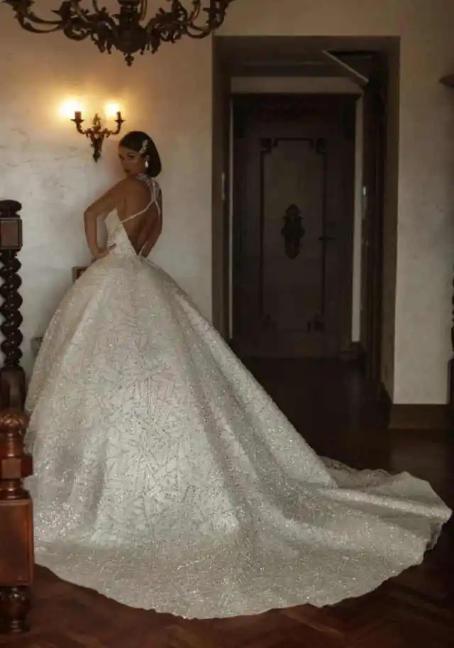 Stunning Sequin Halter High Collar Wedding Dress Open Back Court Train Ball Gown Formal Bridal Gown Vestidos Mujer Customized
Stunning Sequin Halter High Collar Wedding Dress Open Back Court Train Ball Gown Formal Bridal Gown Vestidos Mujer Customized