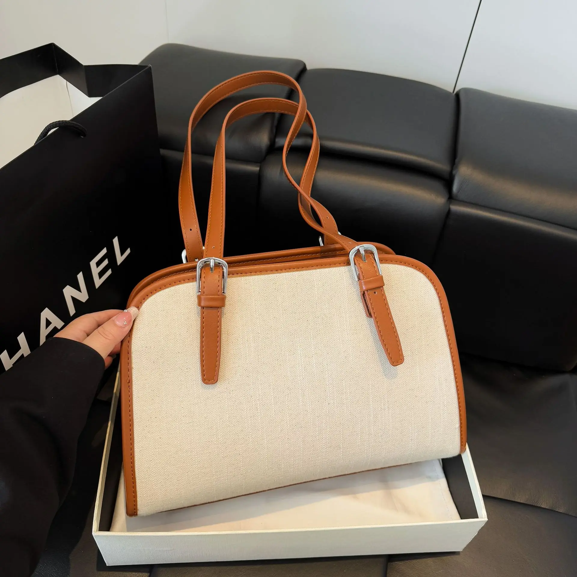 2025Women's Tote Bags, New Simple and Casual Shoulder Bags with A Sense of Luxury for Armpit Carrying in Summer
2025Women's Tote Bags, New Simple and Casual Shoulder Bags with A Sense of Luxury for Armpit Carrying in Summer