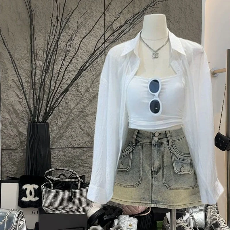 Летний женский модный комплект в стиле корейских дорам: нежная солнцезащитная рубашка и универсальная джинсовая юбка без бретелек, трендовый стиль.
Летний женский модный комплект в стиле корейских дорам: нежная солнцезащитная рубашка и универсальная джинсовая юбка без бретелек, трендовый стиль.