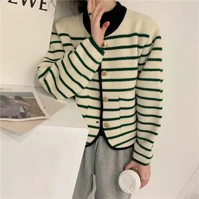 2023 Women Full Sleeve Sweaters Coats Round Neck Single Breasted Button Print Striped Splice Regular Cardigan Autumn Winter
2023 Women Full Sleeve Sweaters Coats Round Neck Single Breasted Button Print Striped Splice Regular Cardigan Autumn Winter