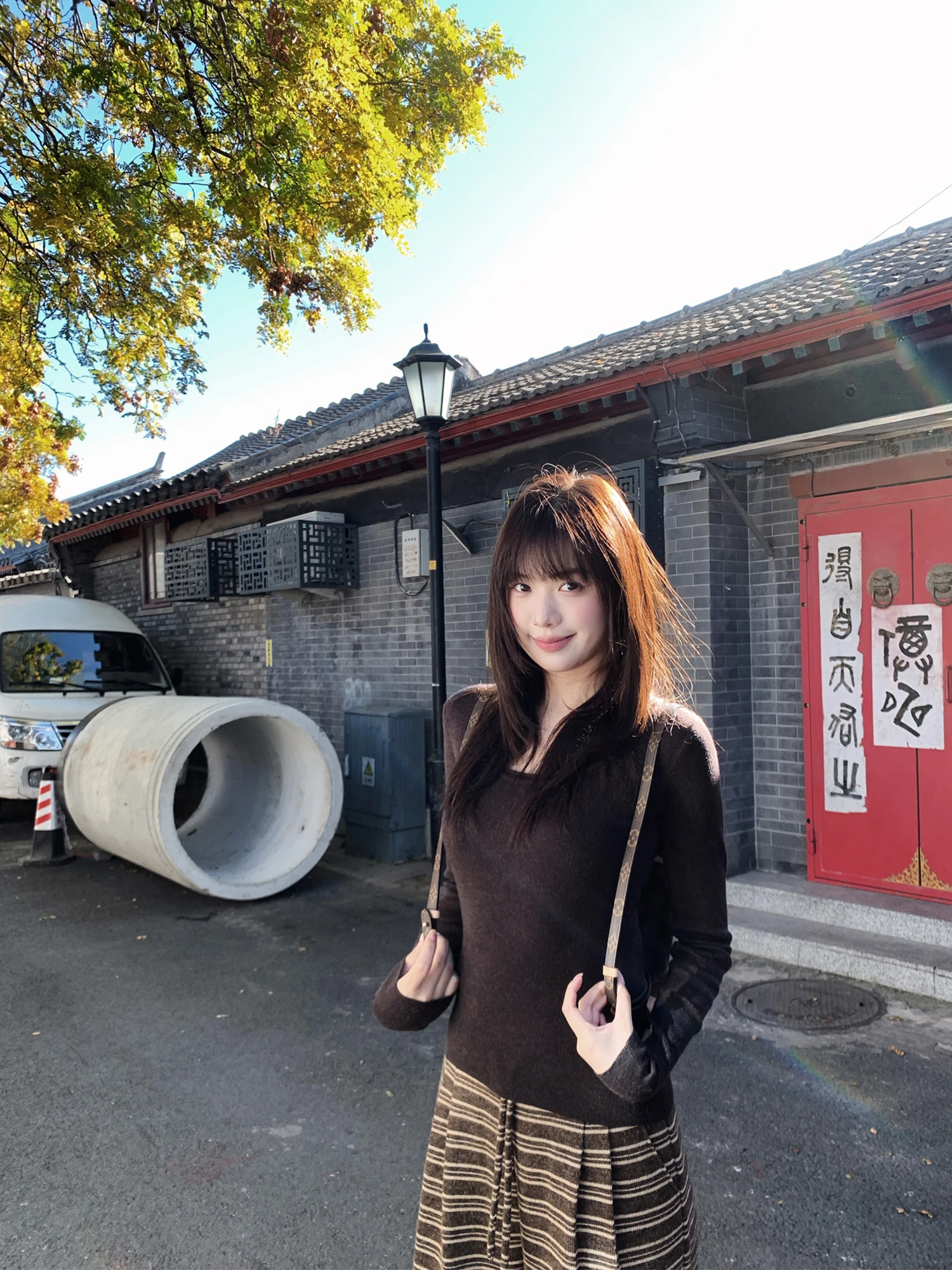 Теплый свитер из шерстяной смеси с U-образным вырезом и манжетами от Xiao Jun Jun Brittany: роскошь и тепло в одной элегантной вещи
Теплый свитер из шерстяной смеси с U-образным вырезом и манжетами от Xiao Jun Jun Brittany: роскошь и тепло в одной элегантной вещи