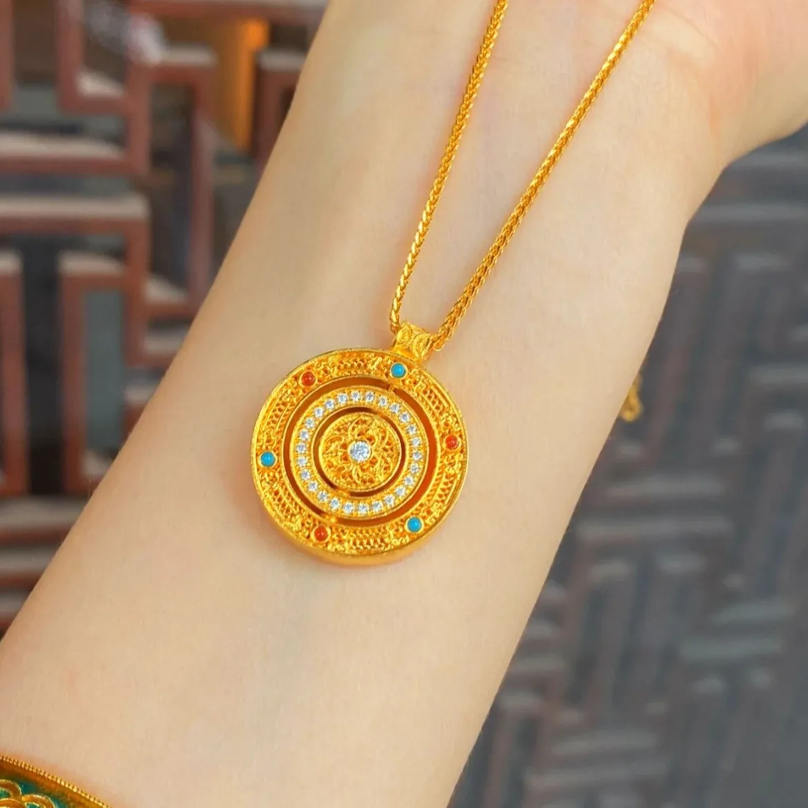 Women's 24K Gold (AU999) Rotating Compass Fortune Pendant | Matte Compass with Gold-Inlaid "Fu Lu", Rotatable Gilt Bat Charm
Women's 24K Gold (AU999) Rotating Compass Fortune Pendant | Matte Compass with Gold-Inlaid "Fu Lu", Rotatable Gilt Bat Charm